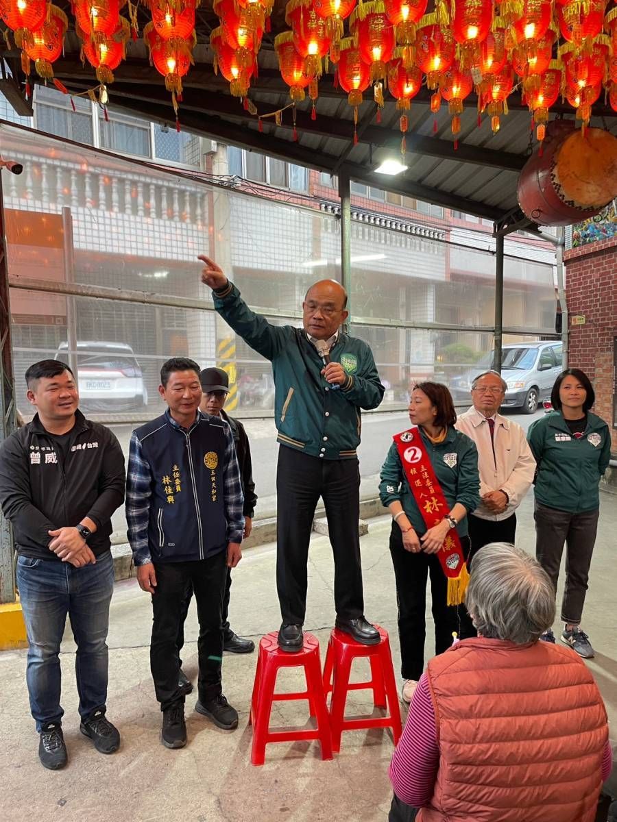 蘇貞昌站上板凳與鄉親開講，強調林靜儀是注重教育、長召與地方發展的好立委。（讀者提供）