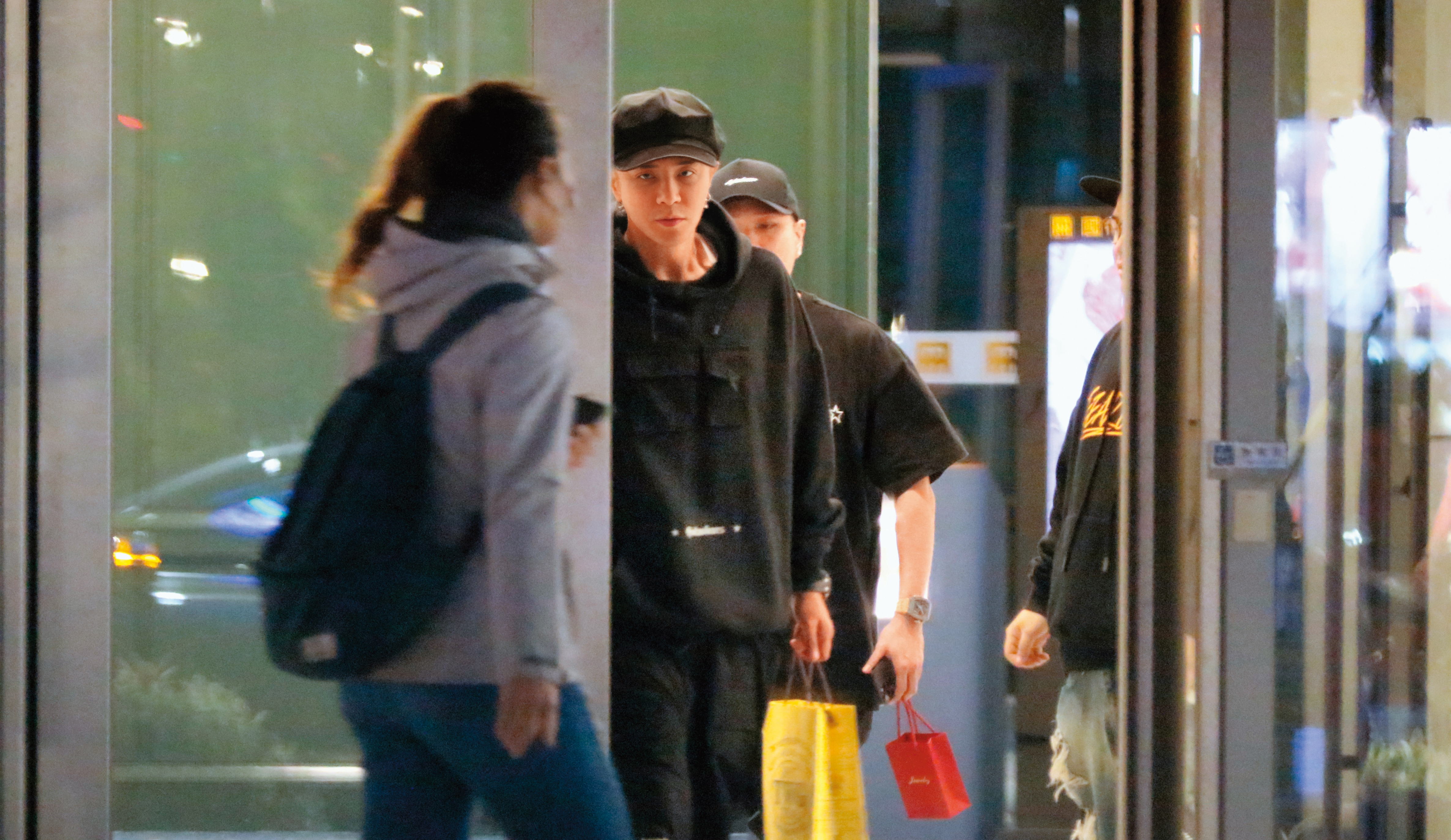 18：02，沒有刻意變裝或戴上口罩，小豬與友人一起出席他媽的壽宴。