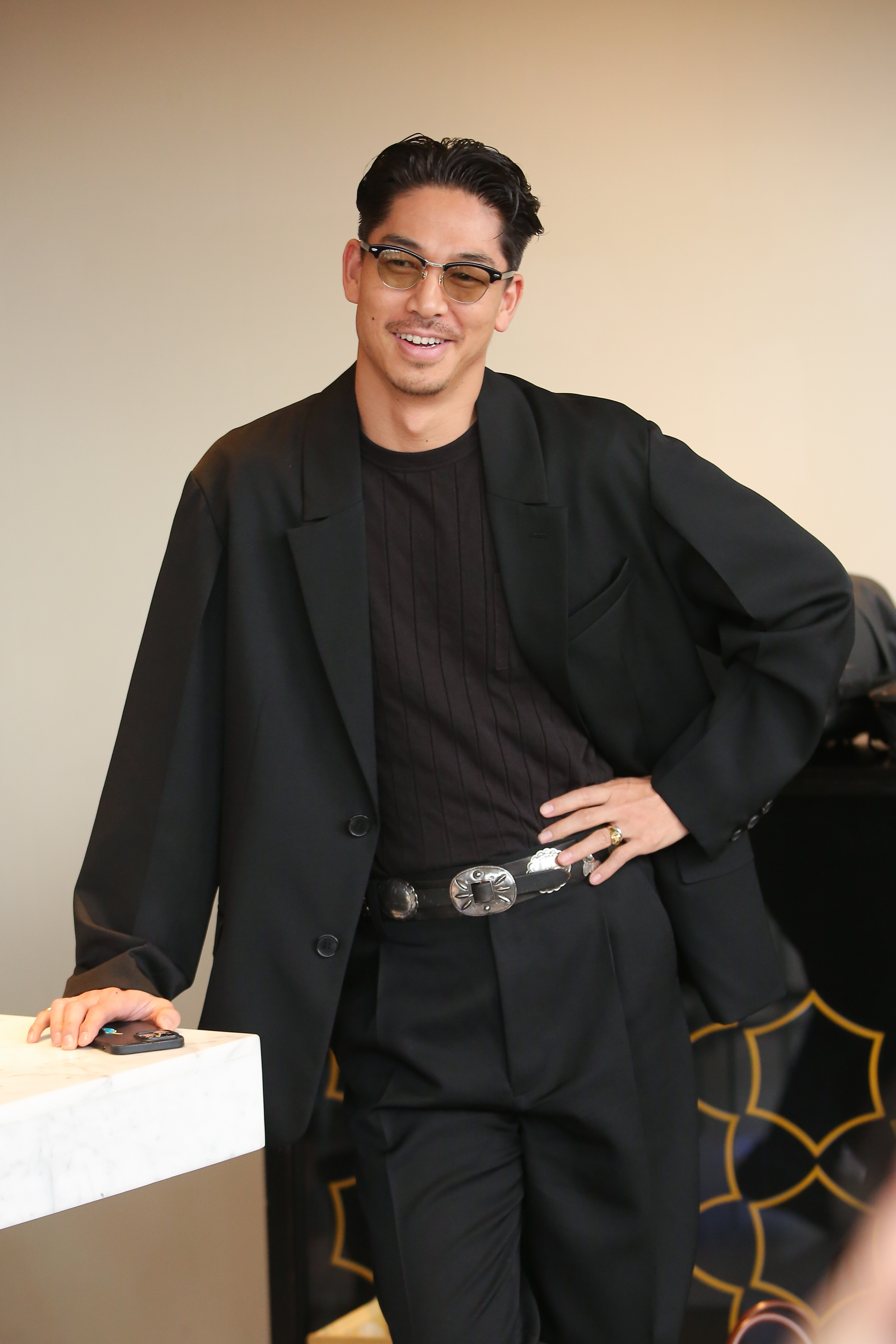 AKIRA以LDH愛夢悅CEO身分在PSYCHIC FEVER訪問現場盯場,笑說:「我是他們的保鑣。」