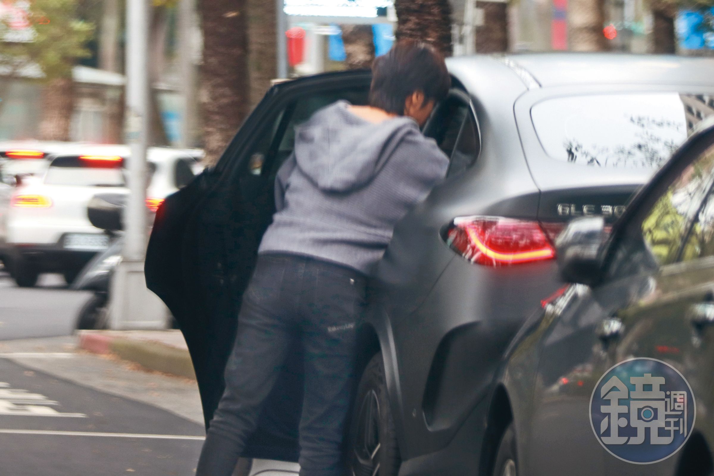 12/25 15:08,王瞳獨自駕著賓士新車出門,先在路上臨停下車取物。