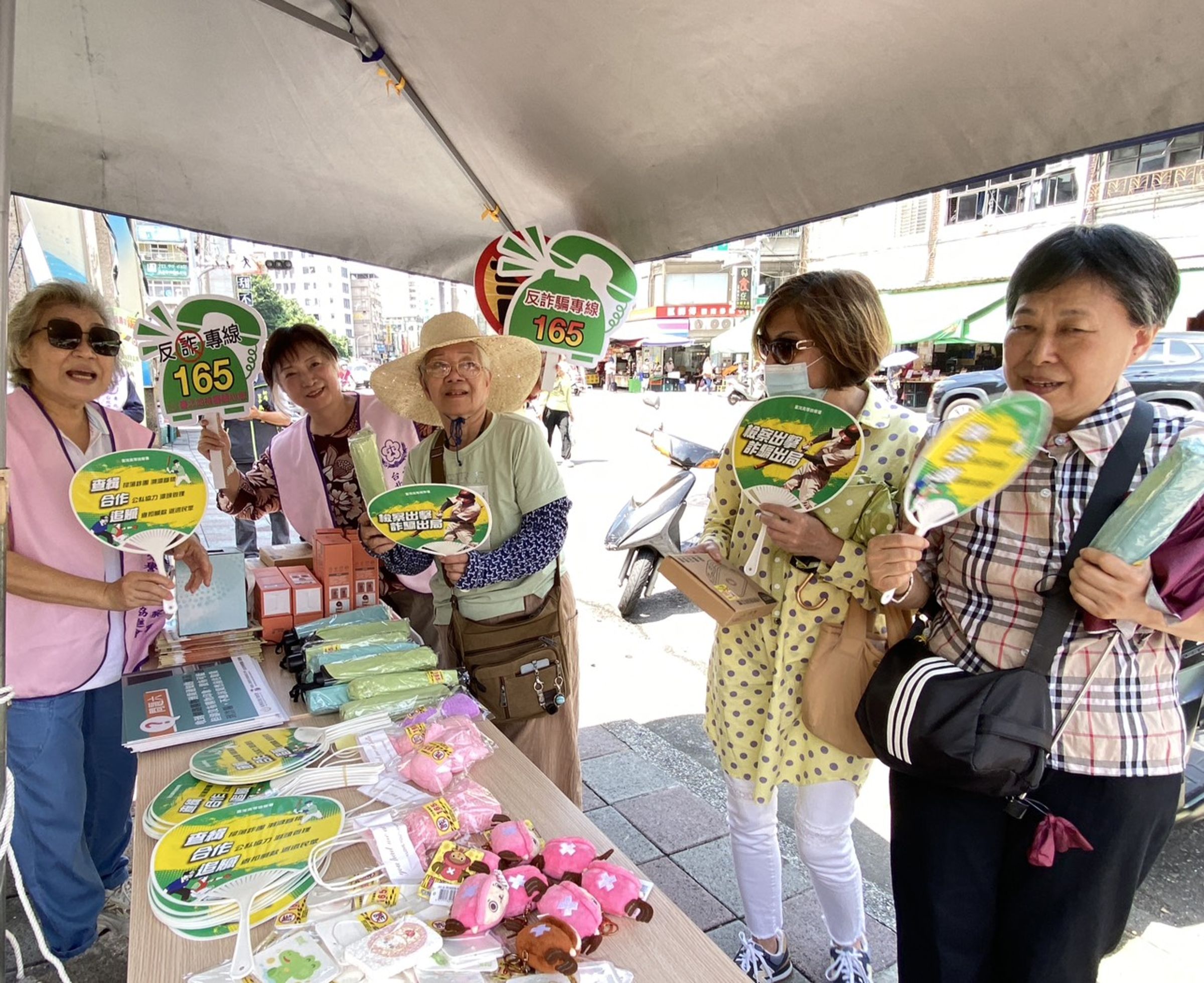 臺北地方檢察署結合新店區建國路攤商管理委員會及國豐里結合在地攤商與採買民眾，以親民、生活化的方式，將反詐騙知識深入日常生活，大獲好評。（北檢提供）