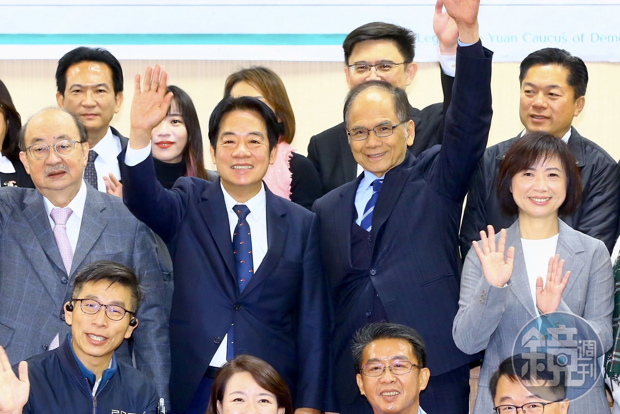 下屆立院龍頭競爭激烈,游錫堃(中排右二)今在臉書發布聲明回應民眾黨。