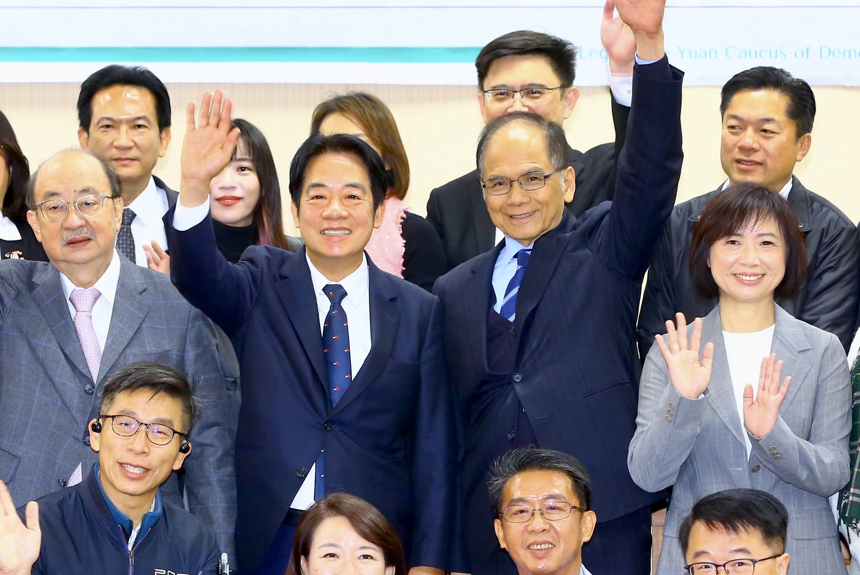 下屆立院龍頭競爭激烈，游錫堃（中排右二）今在臉書發布聲明回應民眾黨。