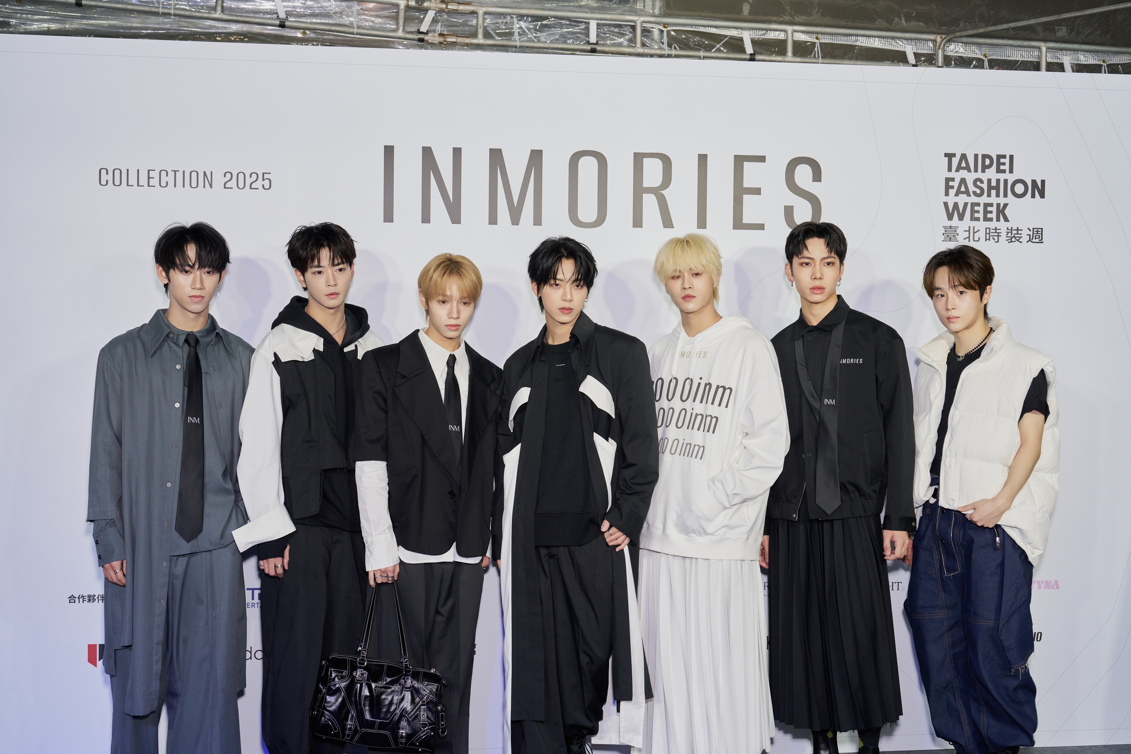 SEVENTOEIGHT成員陳柏佑（右二）、鄭美祥（右三）受邀登上臺北時裝週。（天空娛樂提供）