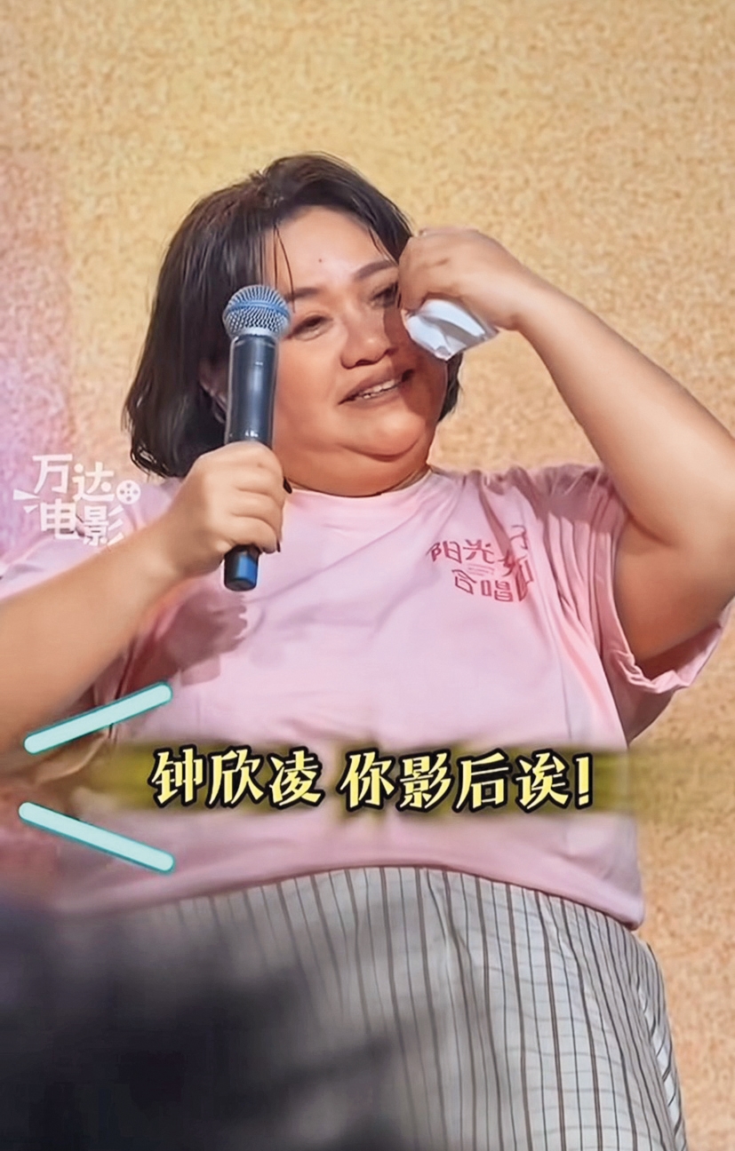 鍾欣凌近日在中國大陸宣傳電影《陽光女子合唱團》時講到自己一直戰戰兢兢,竟忍不住痛哭。(翻攝自微博)
