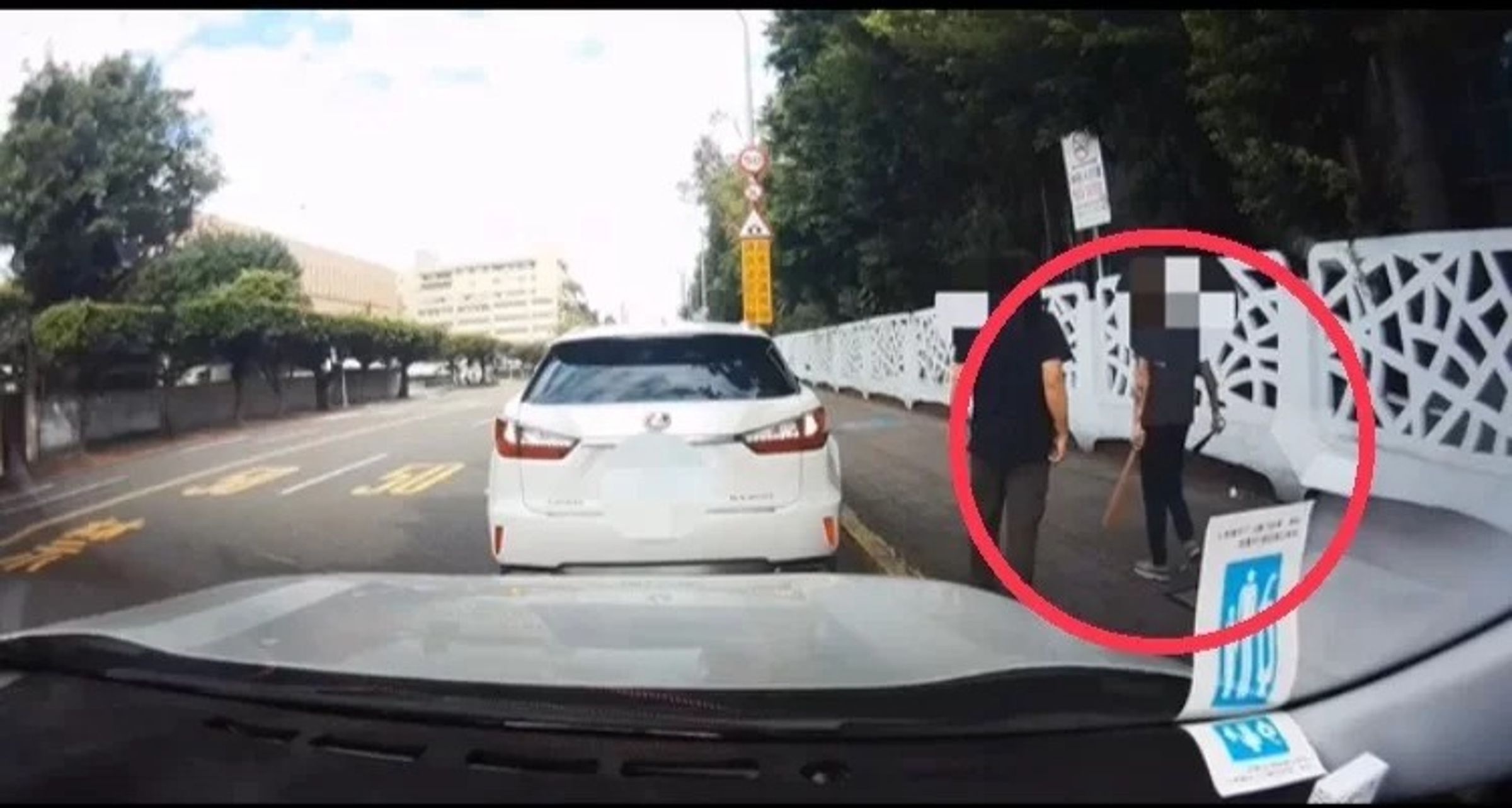 台北市中正區重慶南路一段及愛國西路口發生一起行車糾紛,轎車駕駛拿出2支球棒「邀約」運將來場單挑,解決彼此怒氣。(翻攝畫面)