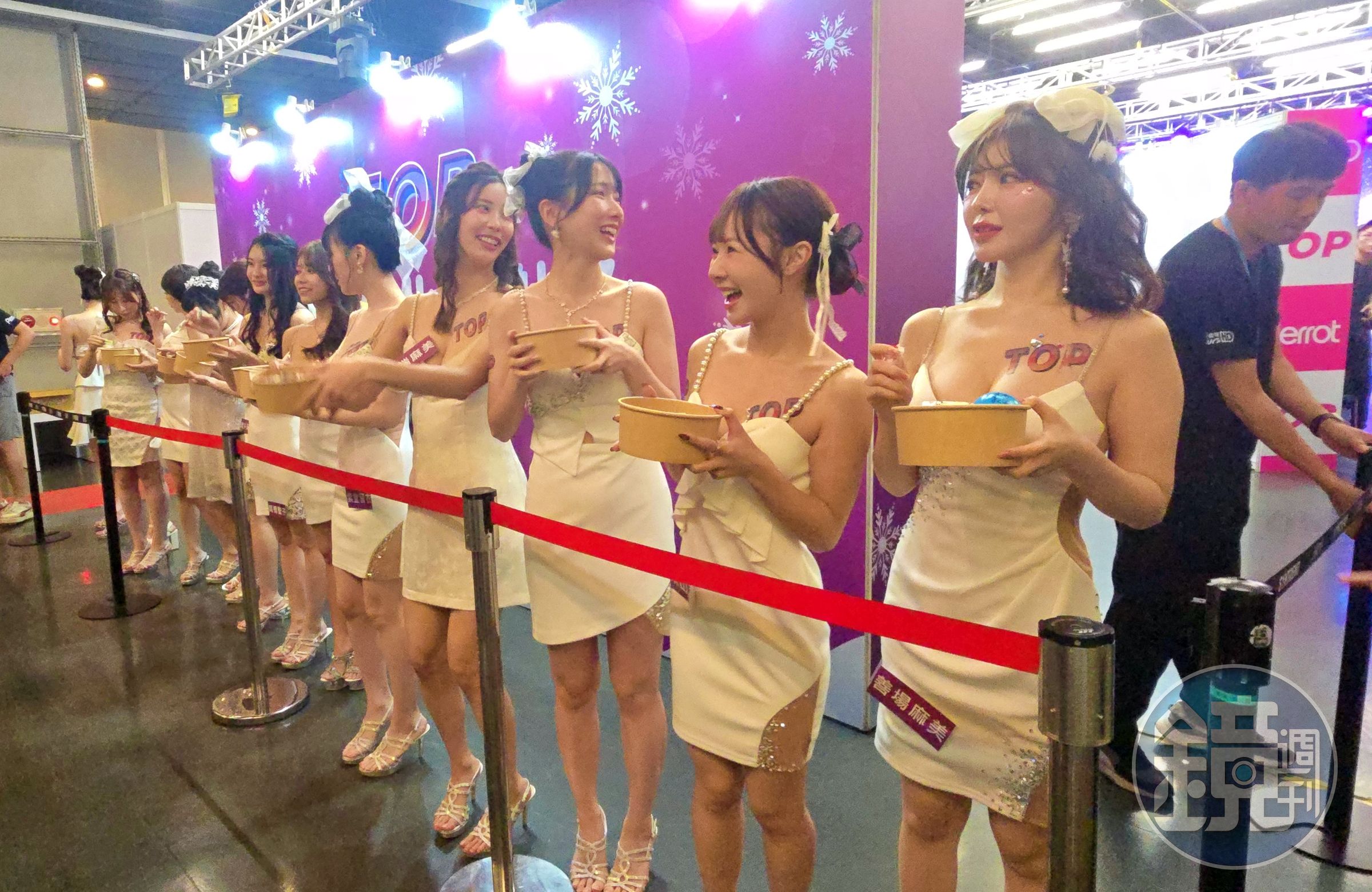 感恩晚會尾聲，女優們送喜糖和大家約好下次見。