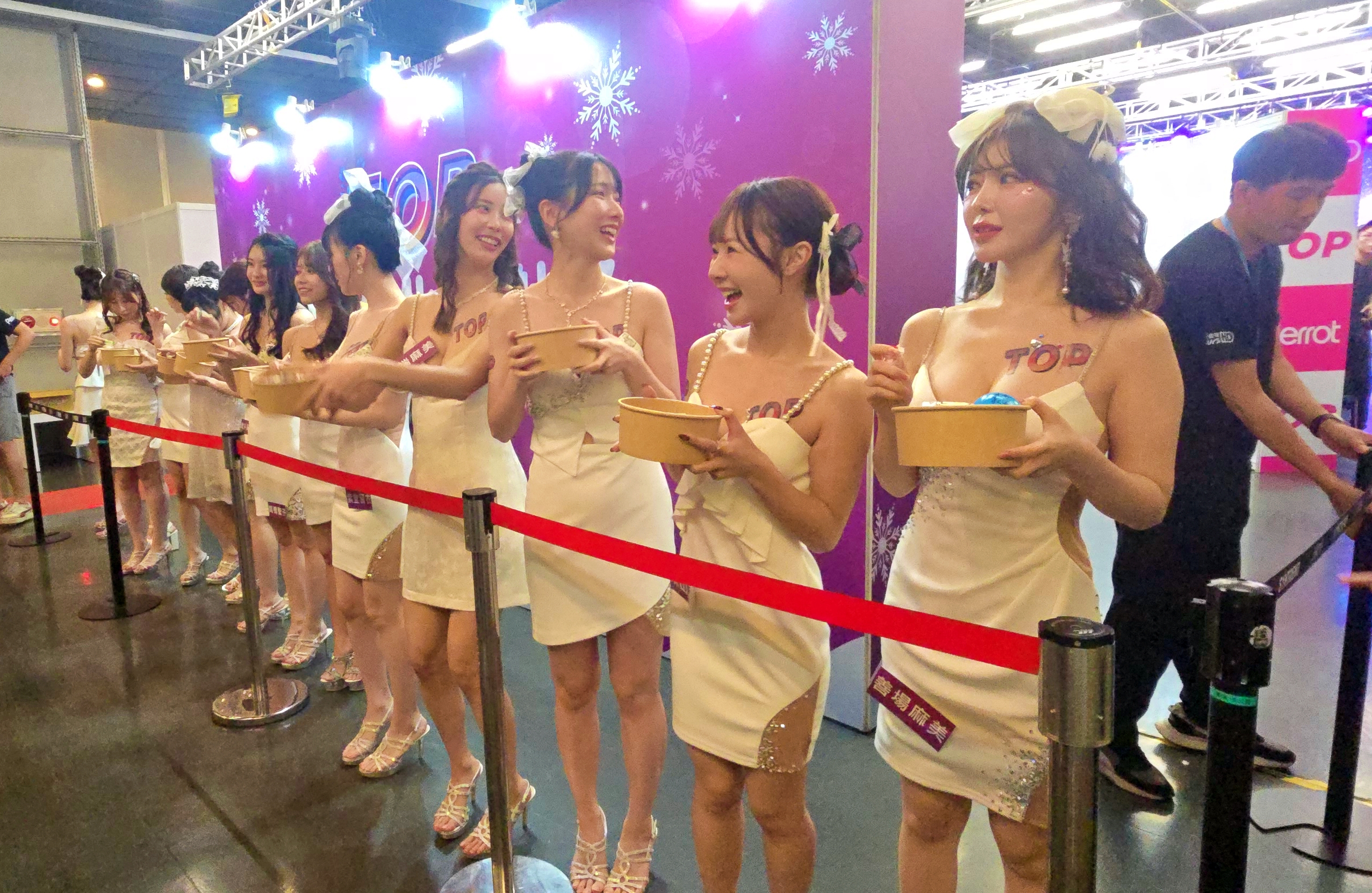 感恩晚會尾聲,女優們送喜糖和大家約好下次見。