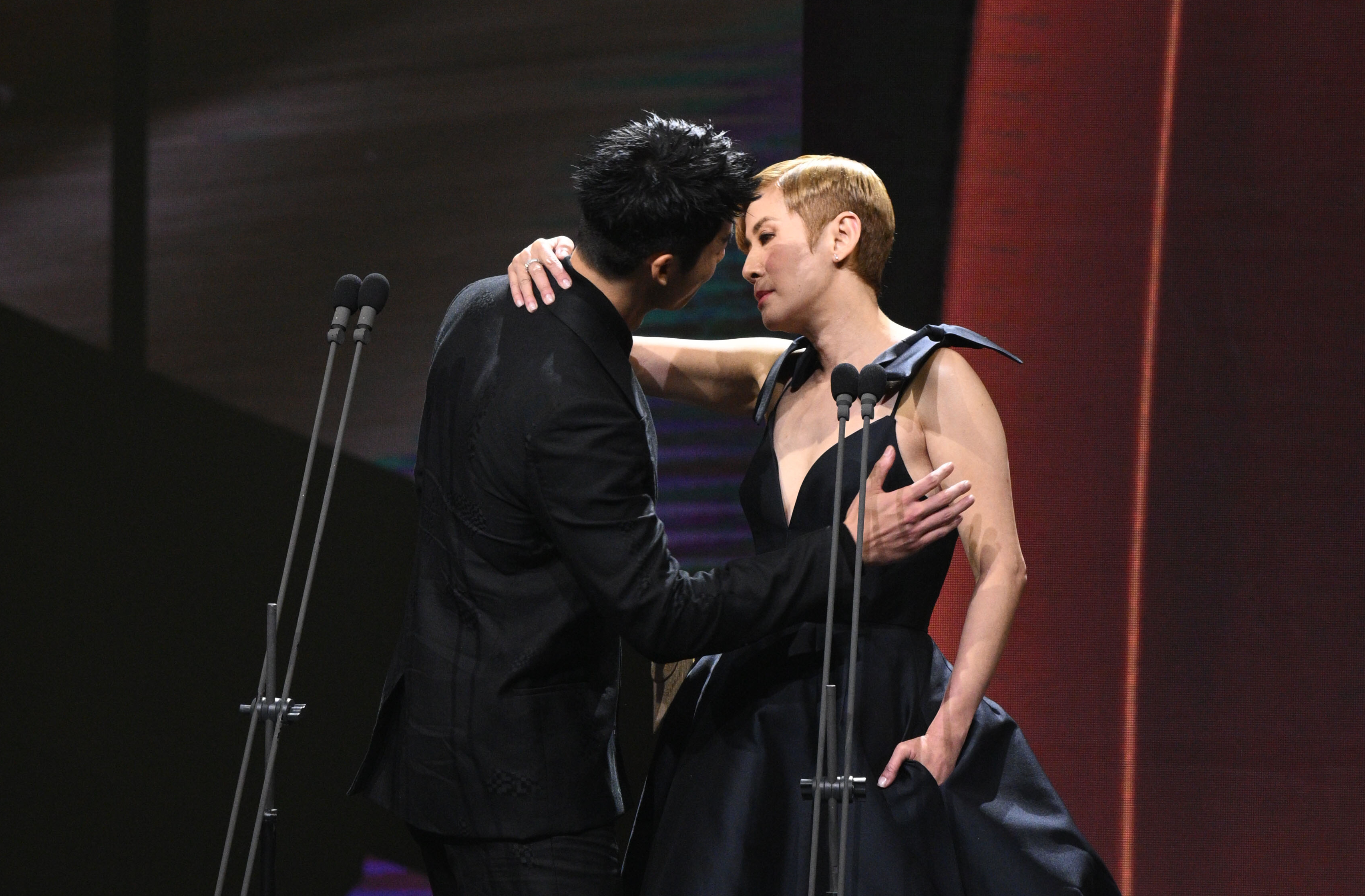 許光漢借位親，吳君如嬌喊：「還要借位呀！」（台視提供）