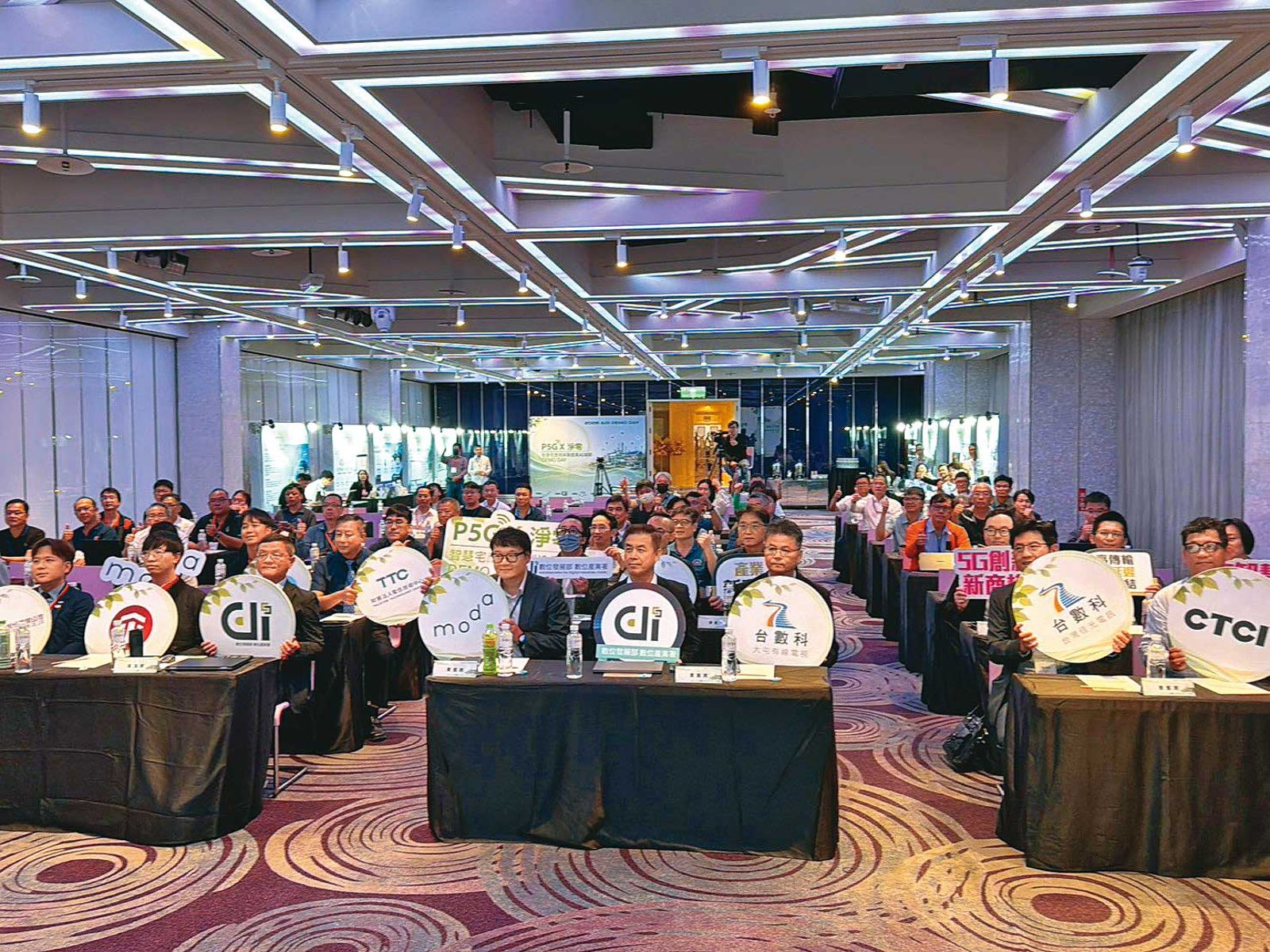 「P5G X淨零:智慧宅應用與製造業AI減碳DEMO DAY」活動於上週登場,邀請多位有線電視業者出席分享現況。(CBIT提供)