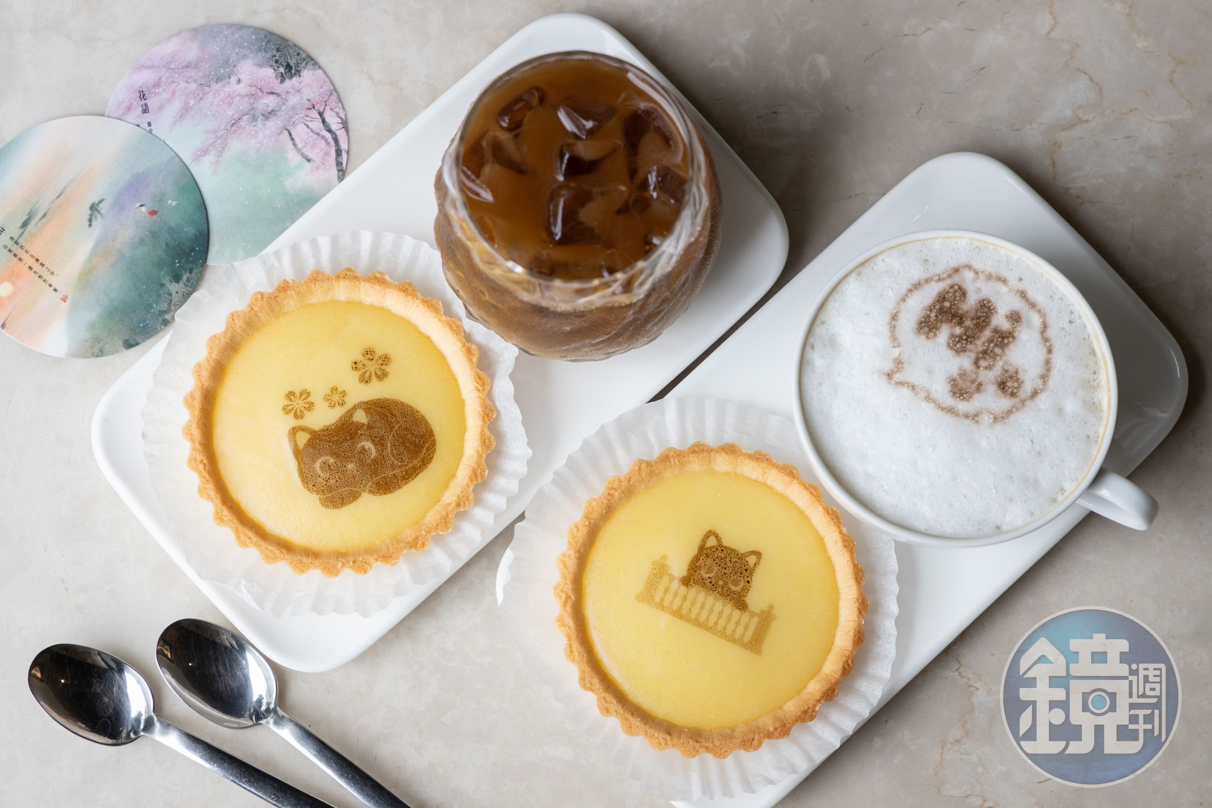 逛完展覽還可以坐下來品嘗美術館的「喵館長.益境午茶」,享受淡水的午後時光。(699元/午茶雙人套票,含兩張門票)