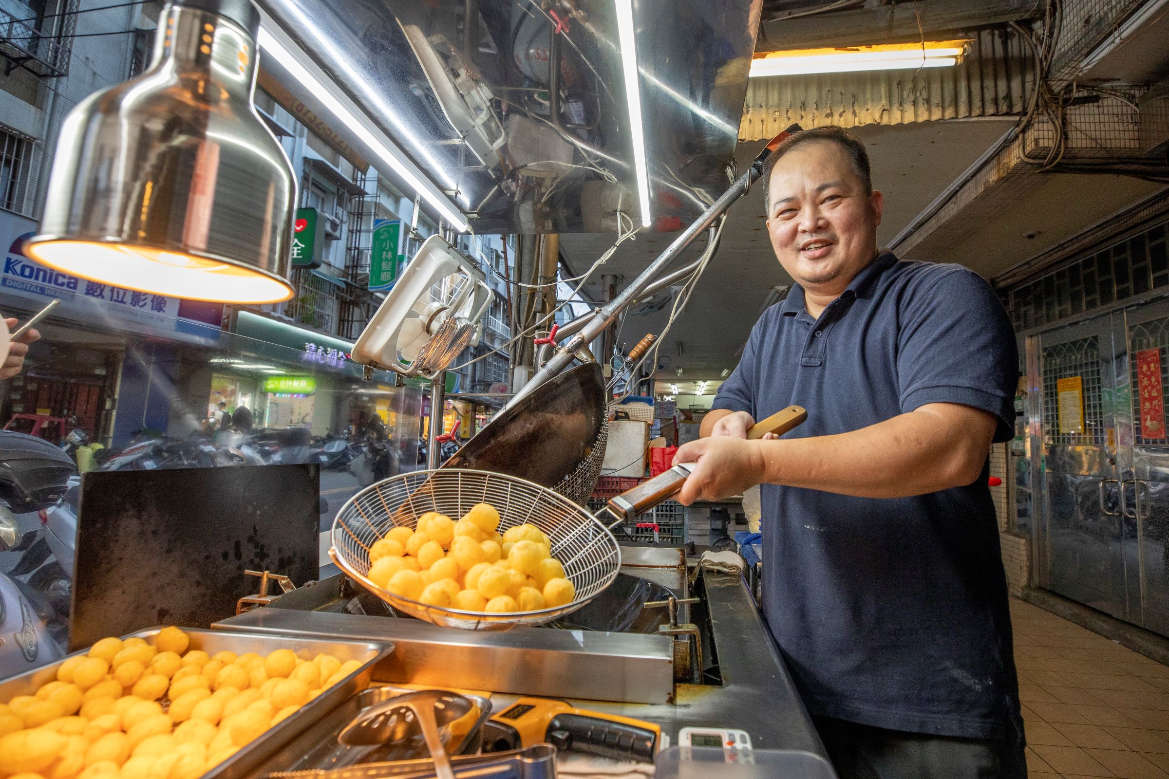 劉在泓中年創業負債累累，還好認真研究地瓜球好吃的祕訣、於夜市盤活這門小生意，養家之餘，債務也已清償大半。
