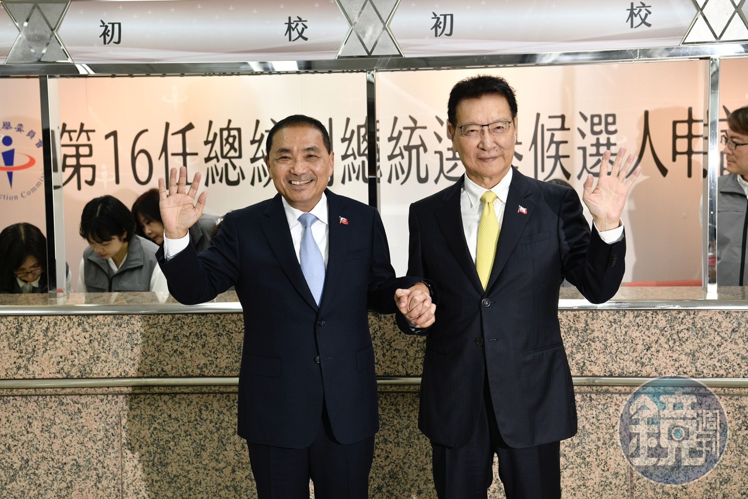 侯友宜(左)昨日宣布副手是趙少康(右)後,兩人也趕赴中選會登記。