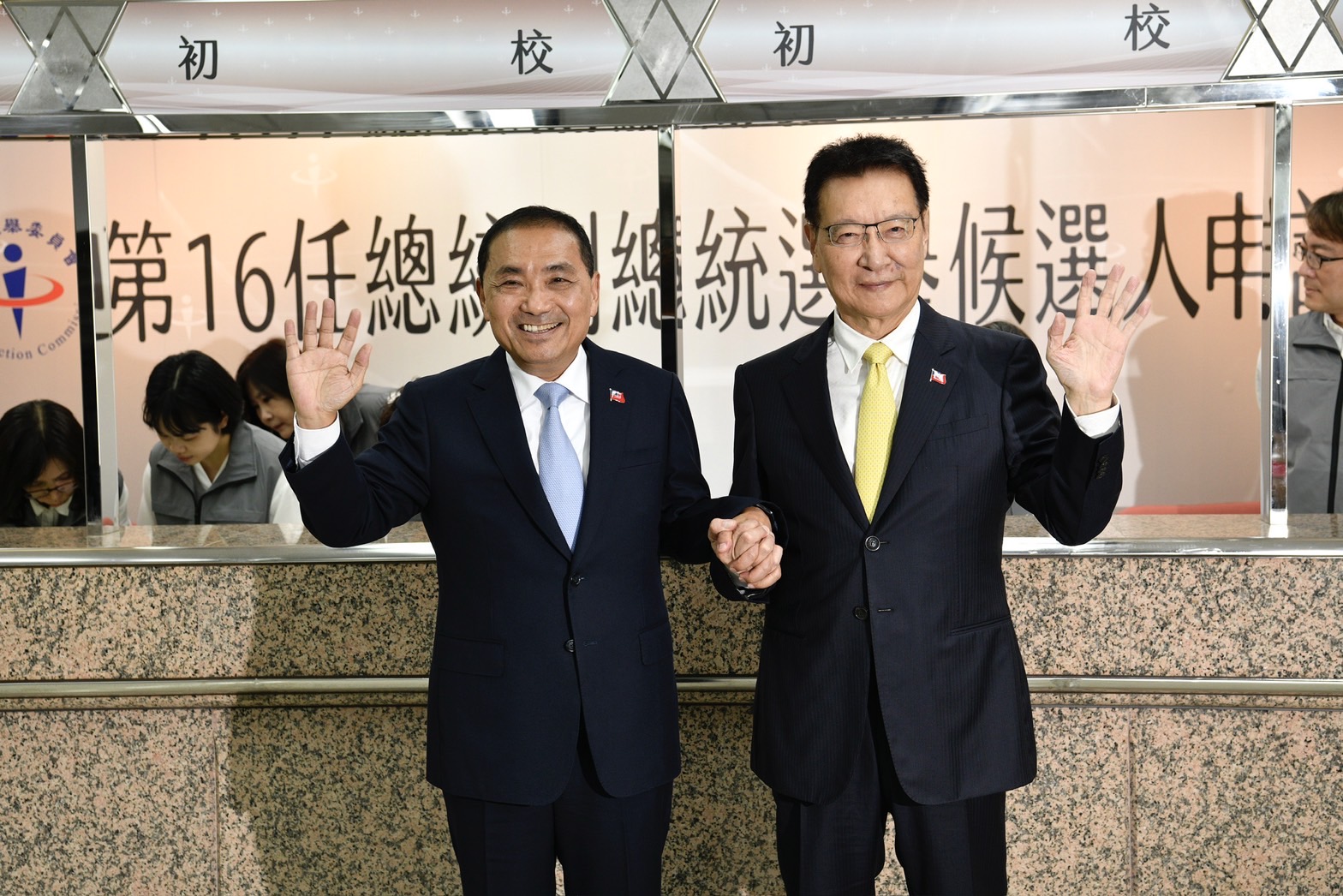 侯友宜（左）昨日宣布副手是趙少康（右）後，兩人也趕赴中選會登記。