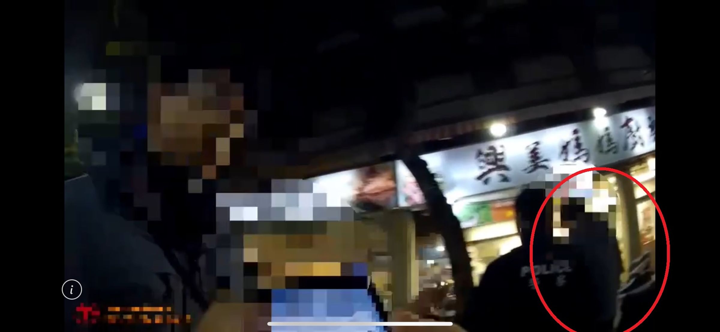 警方到場後隔開雙方,吳男(紅圈)因揮拳及亮刀被警方帶回偵訊。(翻攝畫面)