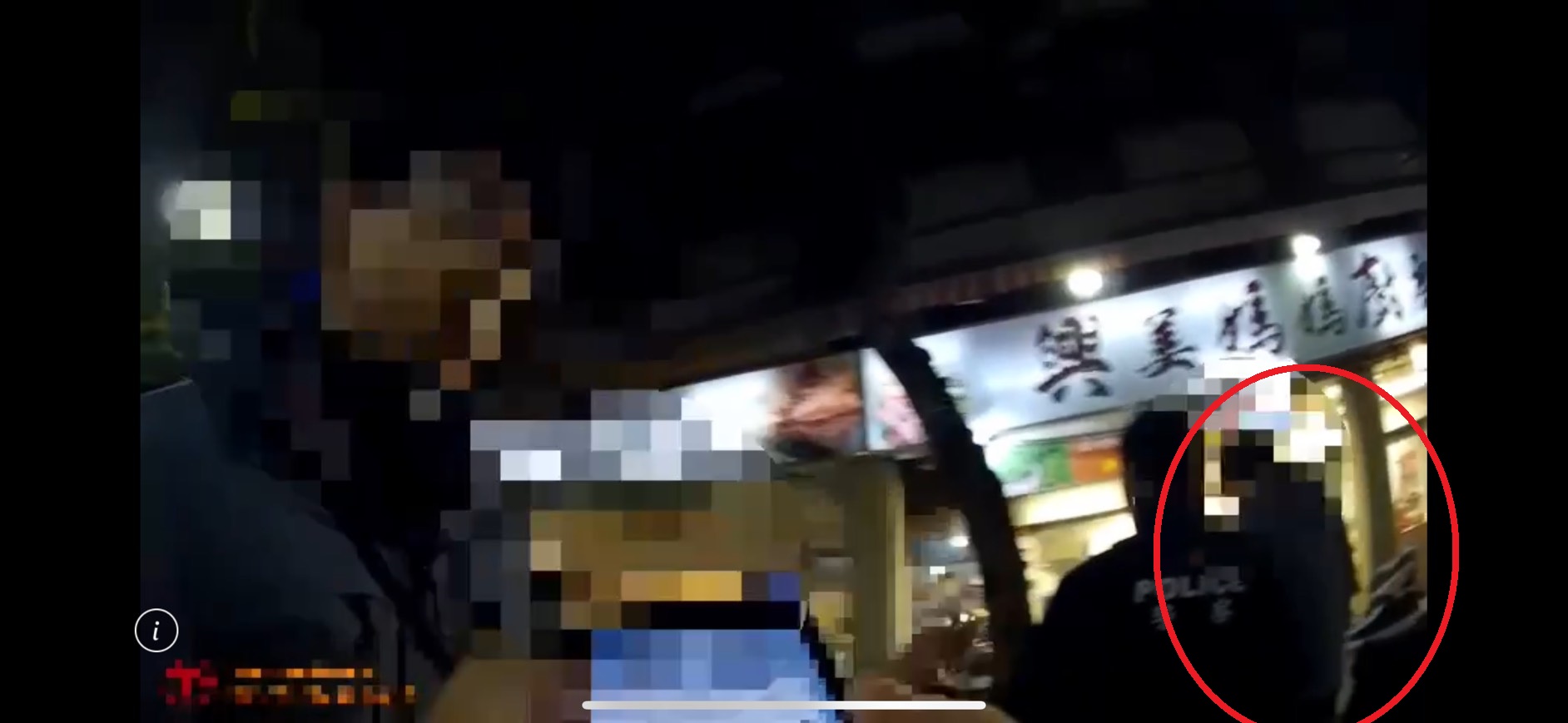 警方到場後隔開雙方，吳男（紅圈）因揮拳及亮刀被警方帶回偵訊。（翻攝畫面）