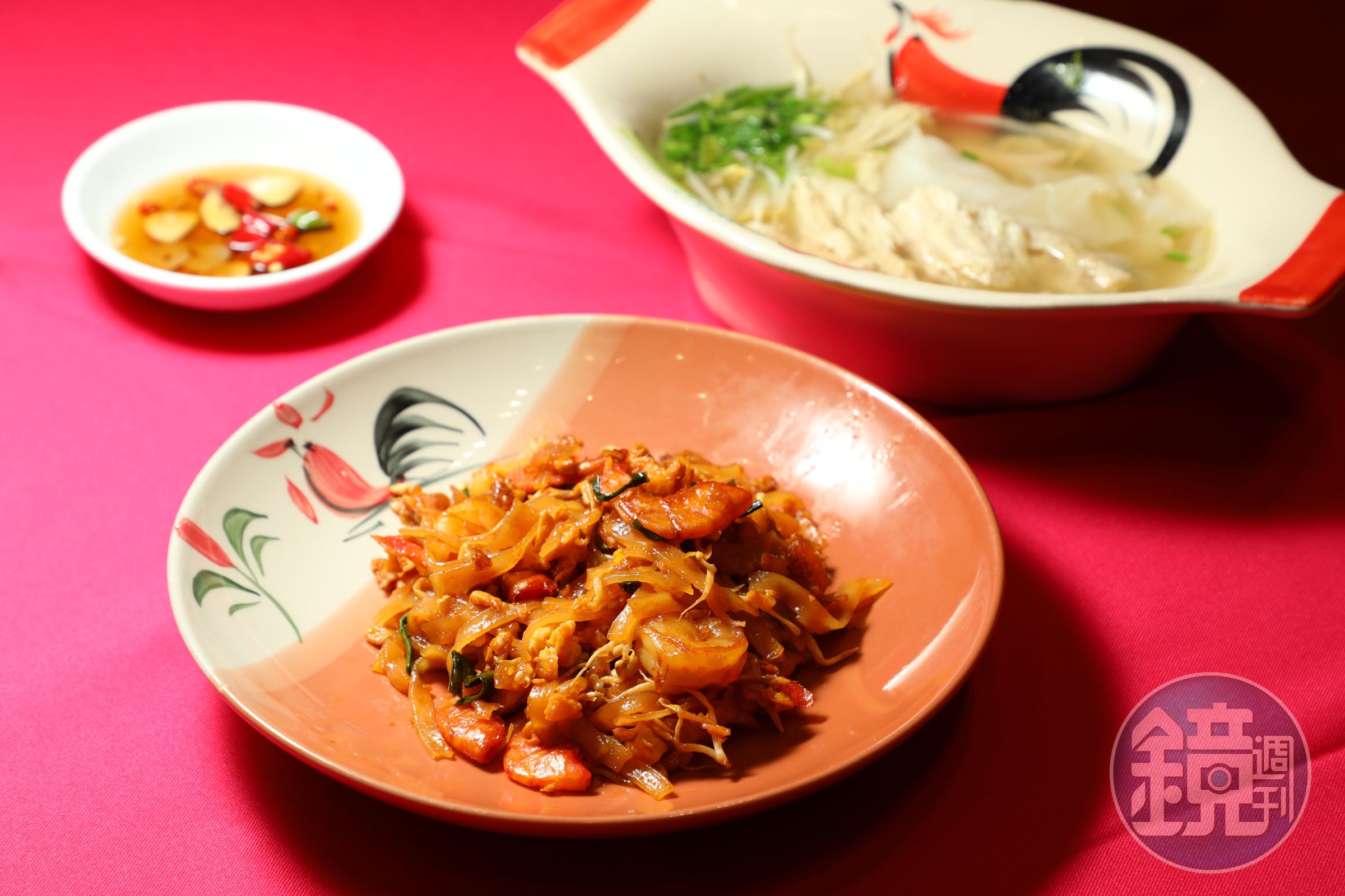 推薦必吃「泰式炒河粉」以及現點現做的「雞湯麵」。
