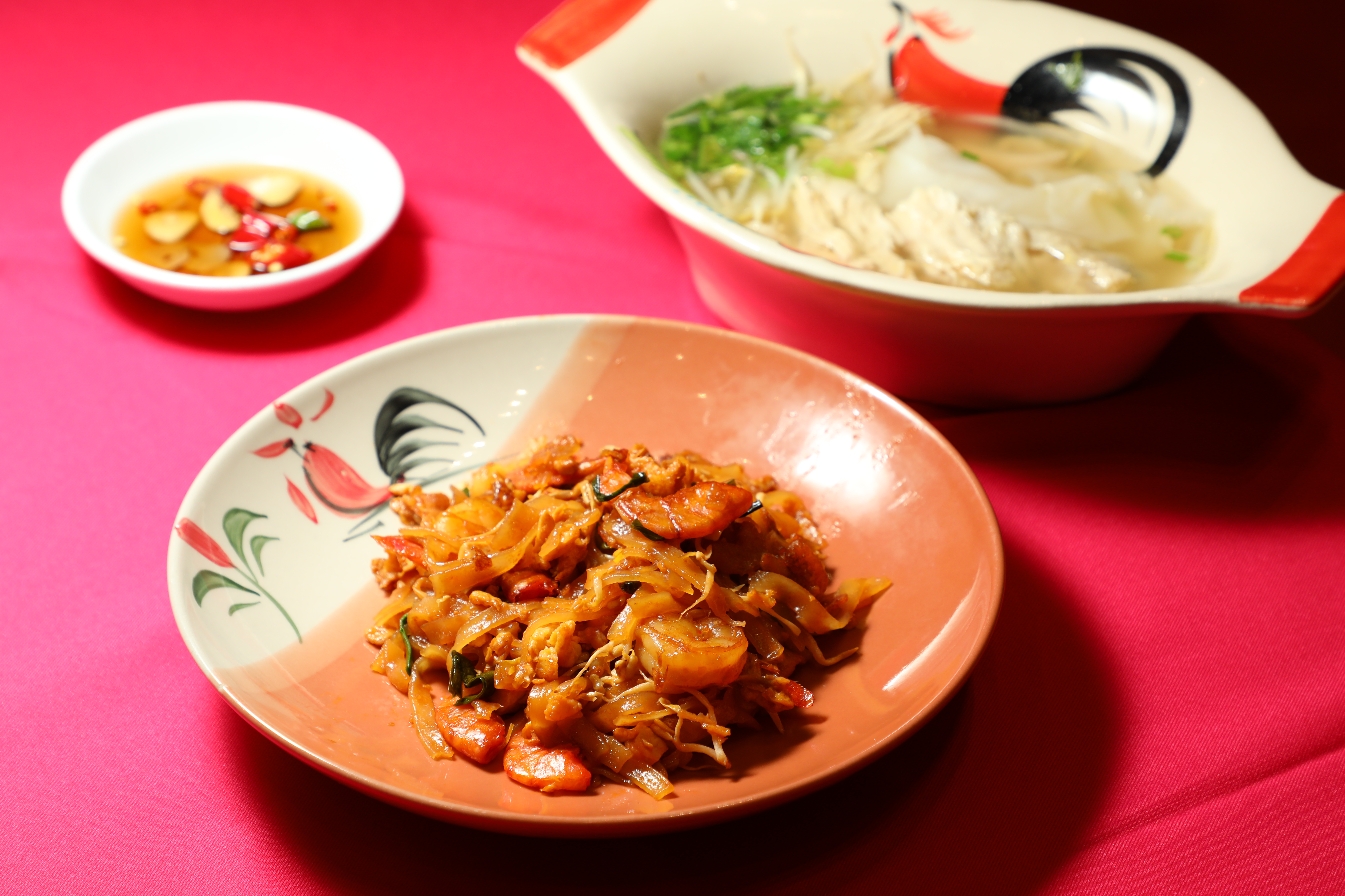 推薦必吃「泰式炒河粉」以及現點現做的「雞湯麵」。