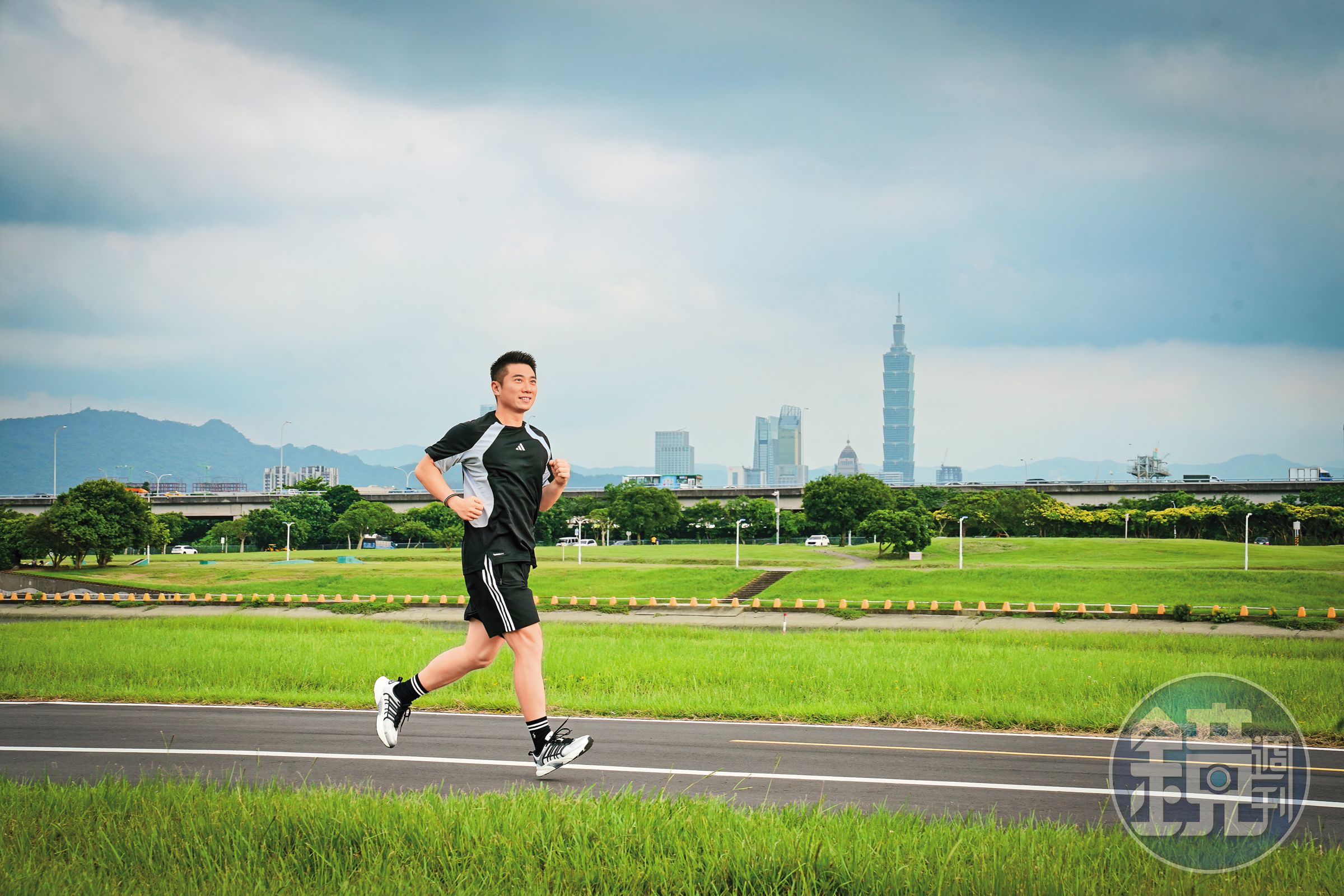 每天傍晚河堤跑步,「我紀律存股,也紀律存身體的老本。」陳威良說。