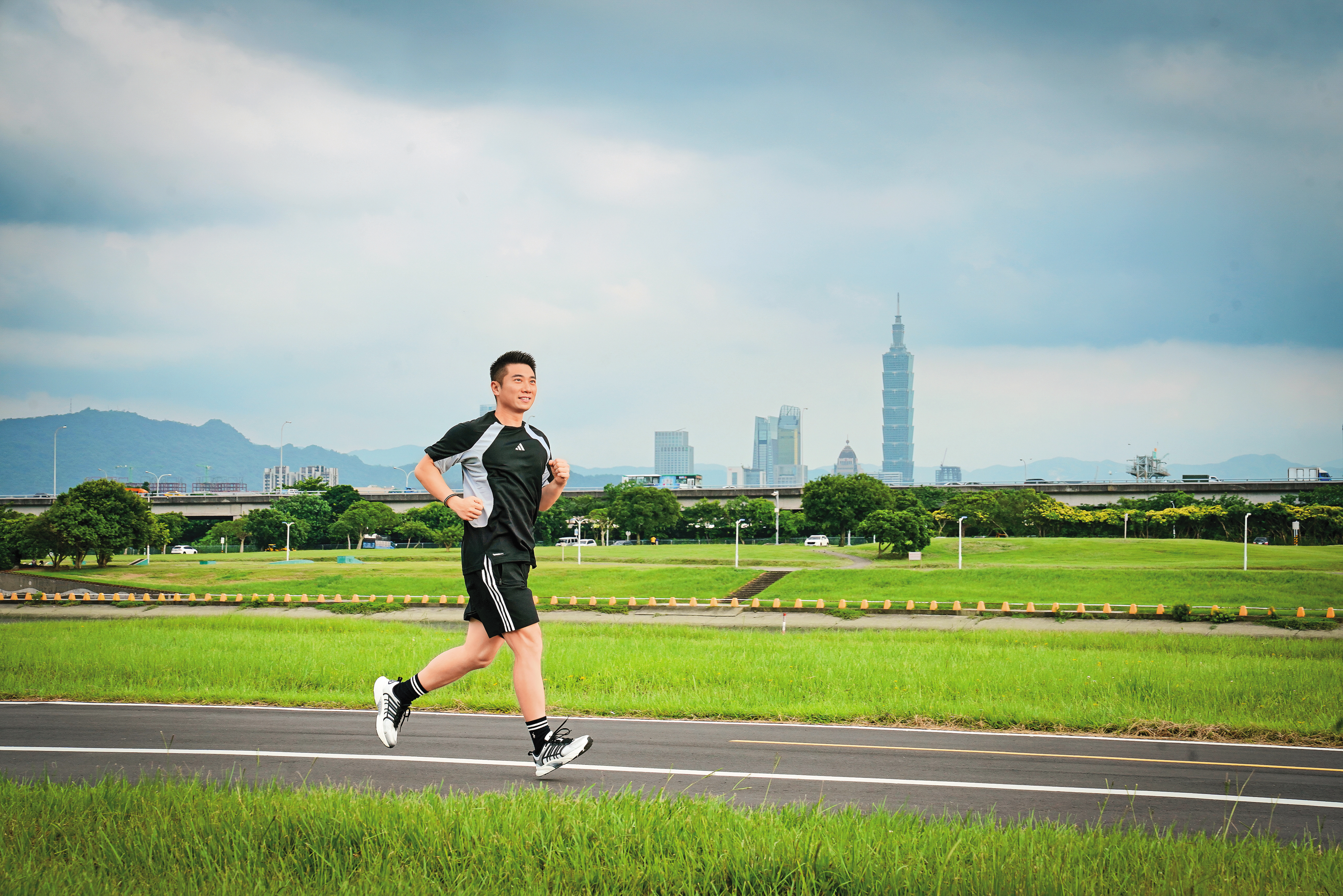 每天傍晚河堤跑步，「我紀律存股，也紀律存身體的老本。」陳威良說。