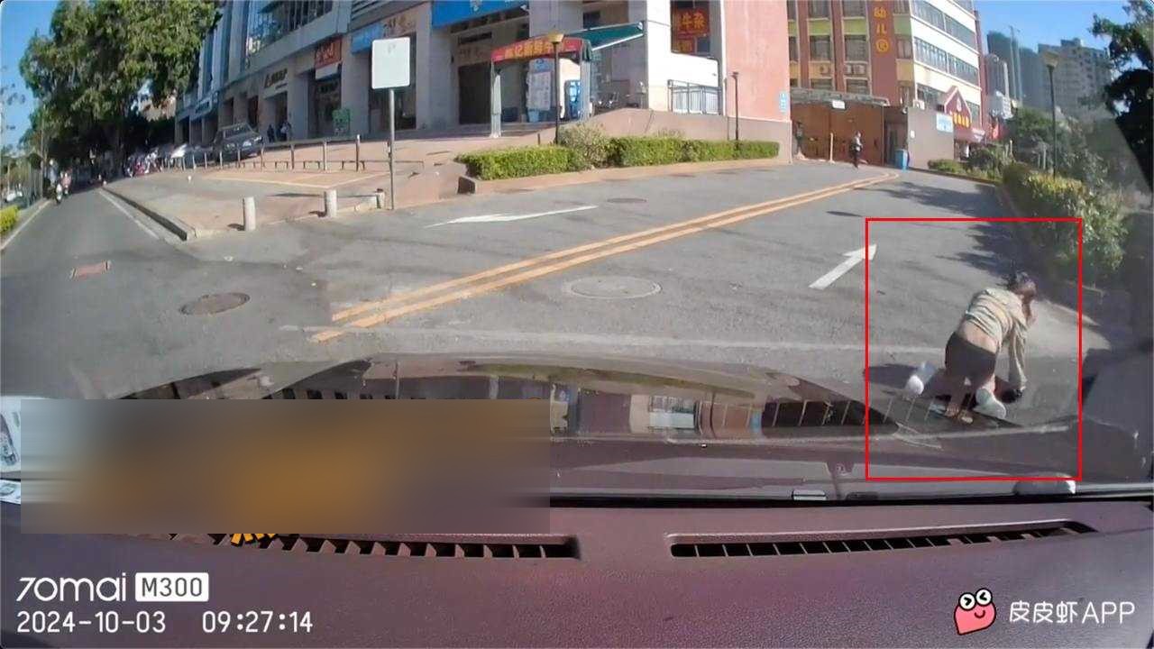 中國正妹車禍，後續變老司機上車？發展太勁爆被網友熱搜。（翻自《黑料網》）