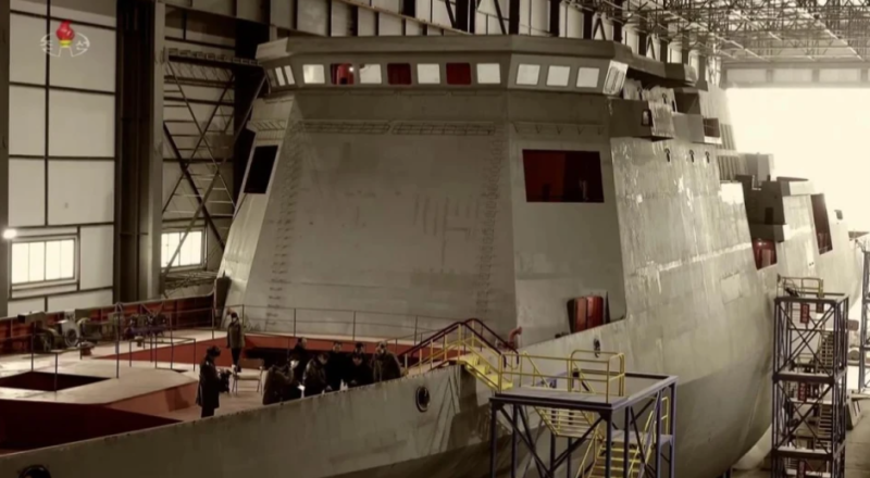 專家分析俄羅斯助力建艦可能性；而圖中船頭前方甲板上的開口，恐是用來容納垂直發射系統。（翻攝自北韓電視台）