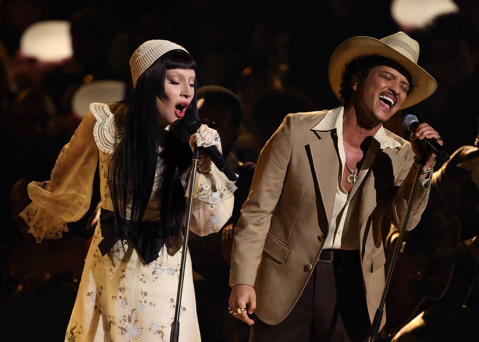 女神卡卡(左)& 火星人布魯諾(右)除了以〈Die with a Smile〉得獎,還獻唱〈California Dreamin’〉向受到大火肆虐的洛杉磯致敬。(東方IC)