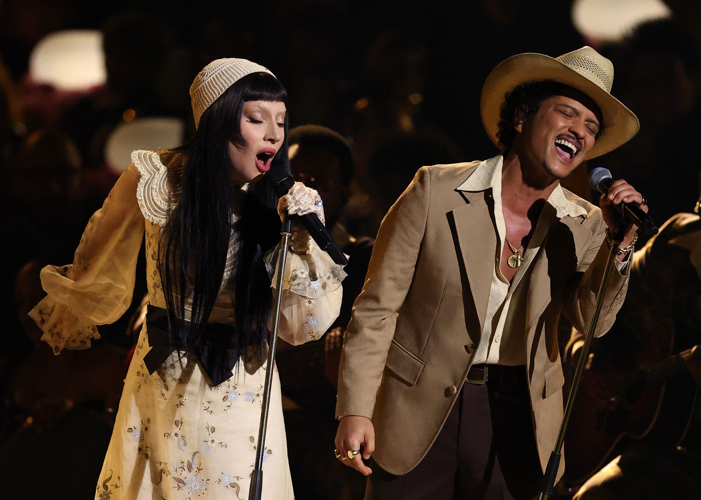 女神卡卡（左）& 火星人布魯諾（右）除了以〈Die with a Smile〉得獎，還獻唱〈California Dreamin’〉向受到大火肆虐的洛杉磯致敬。（東方IC）