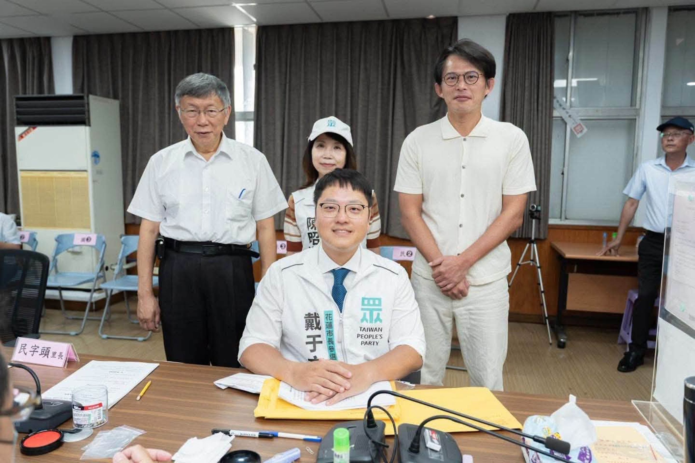 台灣民眾黨提名前黨發言人戴于文參選花蓮市長,昨在黨主席黃國昌及創黨主席柯文哲陪同下,完成登記。(民眾黨提供)