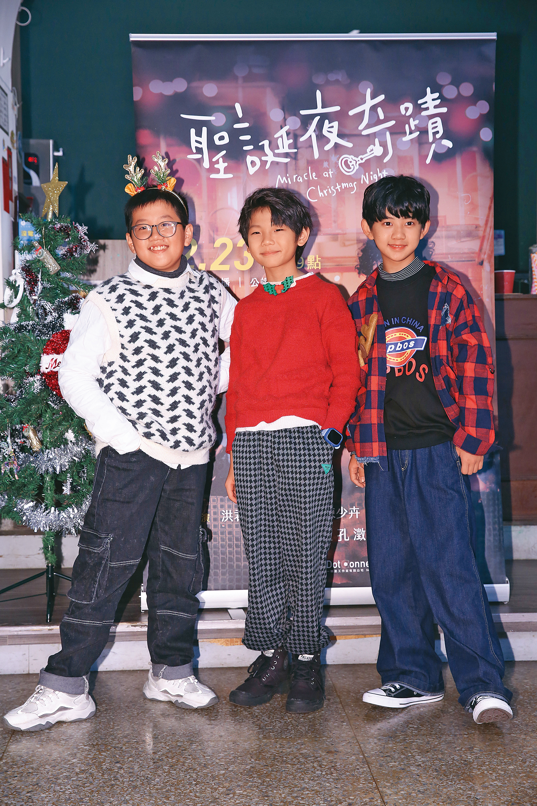 3年前洪君昊（中）從海選脫穎而出，與鄭淳允（左）、陳少卉（右）主演公視台語電視電影《聖誕夜奇蹟》。