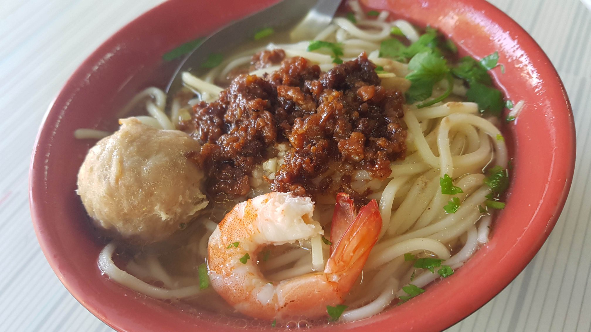 台南入選英國《國家地理旅遊雜誌》公布之2024年最酷名單，雜誌介紹遊客可試試蝦味十足的擔仔麵。（翻攝自黃偉哲臉書）