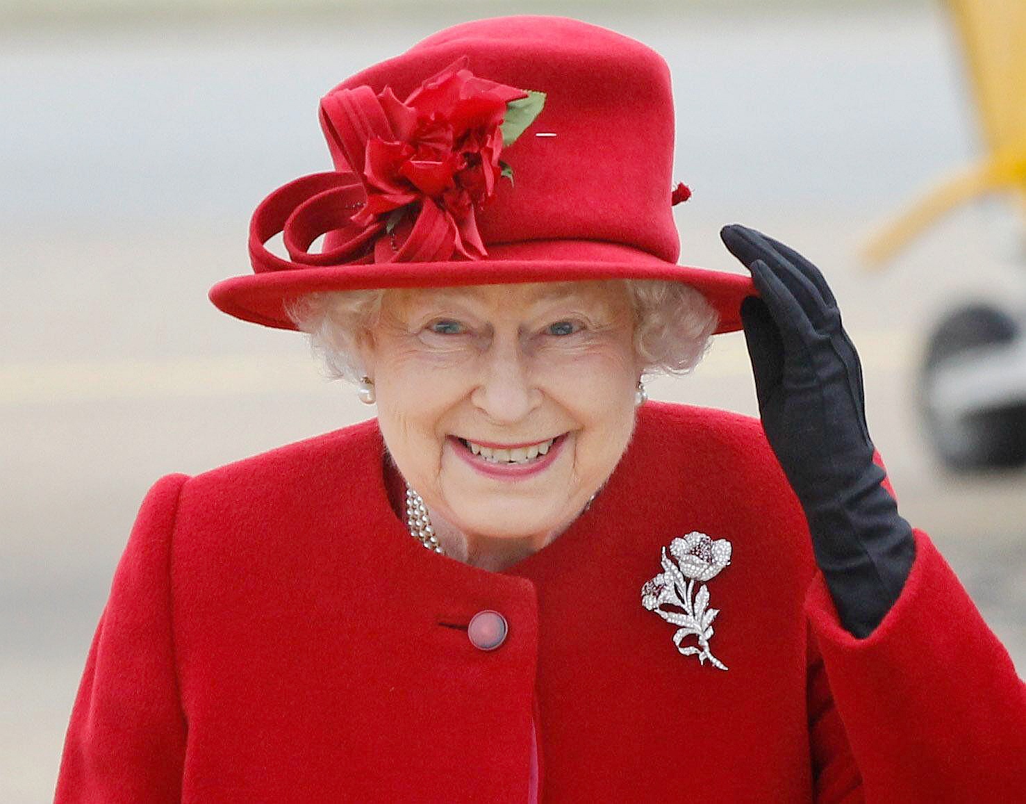 伊莉莎白二世雖然是高高在上的女王,親民表現也深深受英國國民愛戴。(海鵬提供)