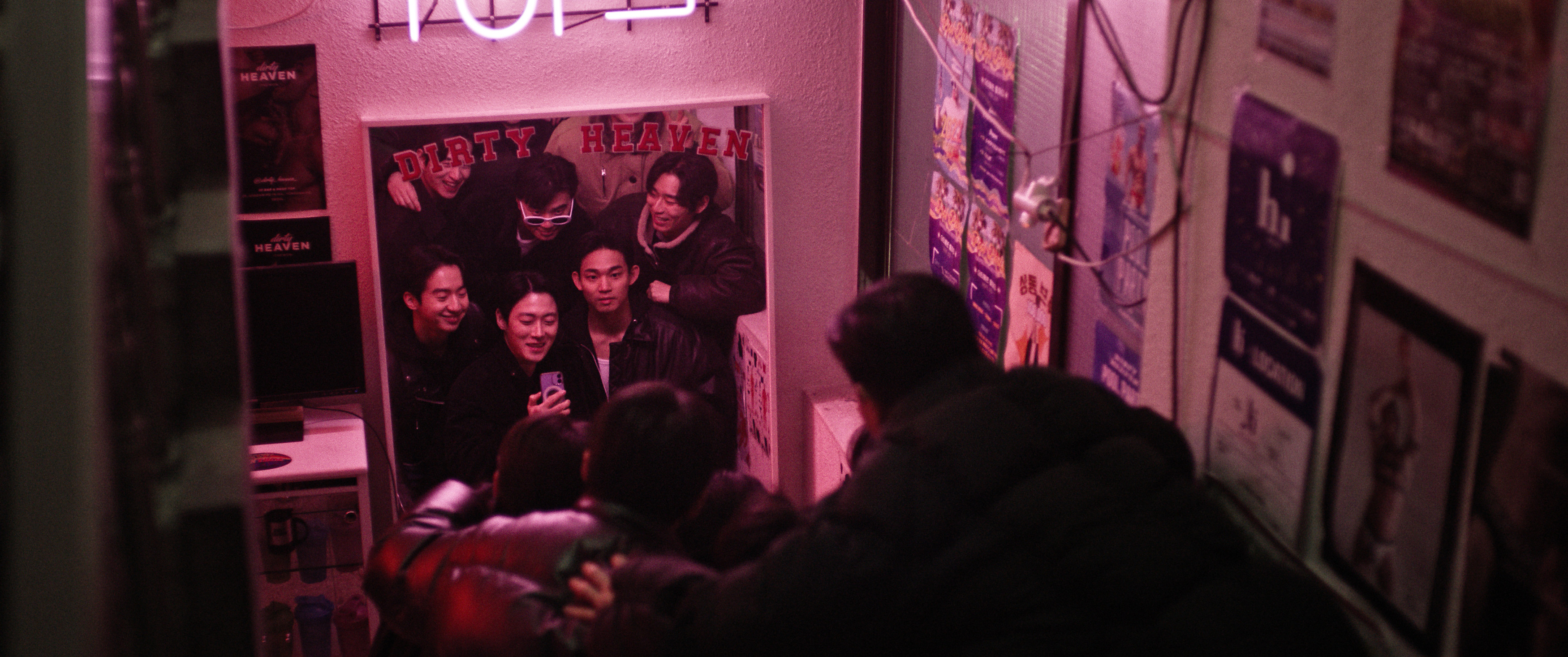 《3670》將同志們聚會的日常樣貌反映在電影中，脫北者哲俊（鏡中右2）的角色設計來自導演朴俊浩個人的真實體驗。（好威映象提供）