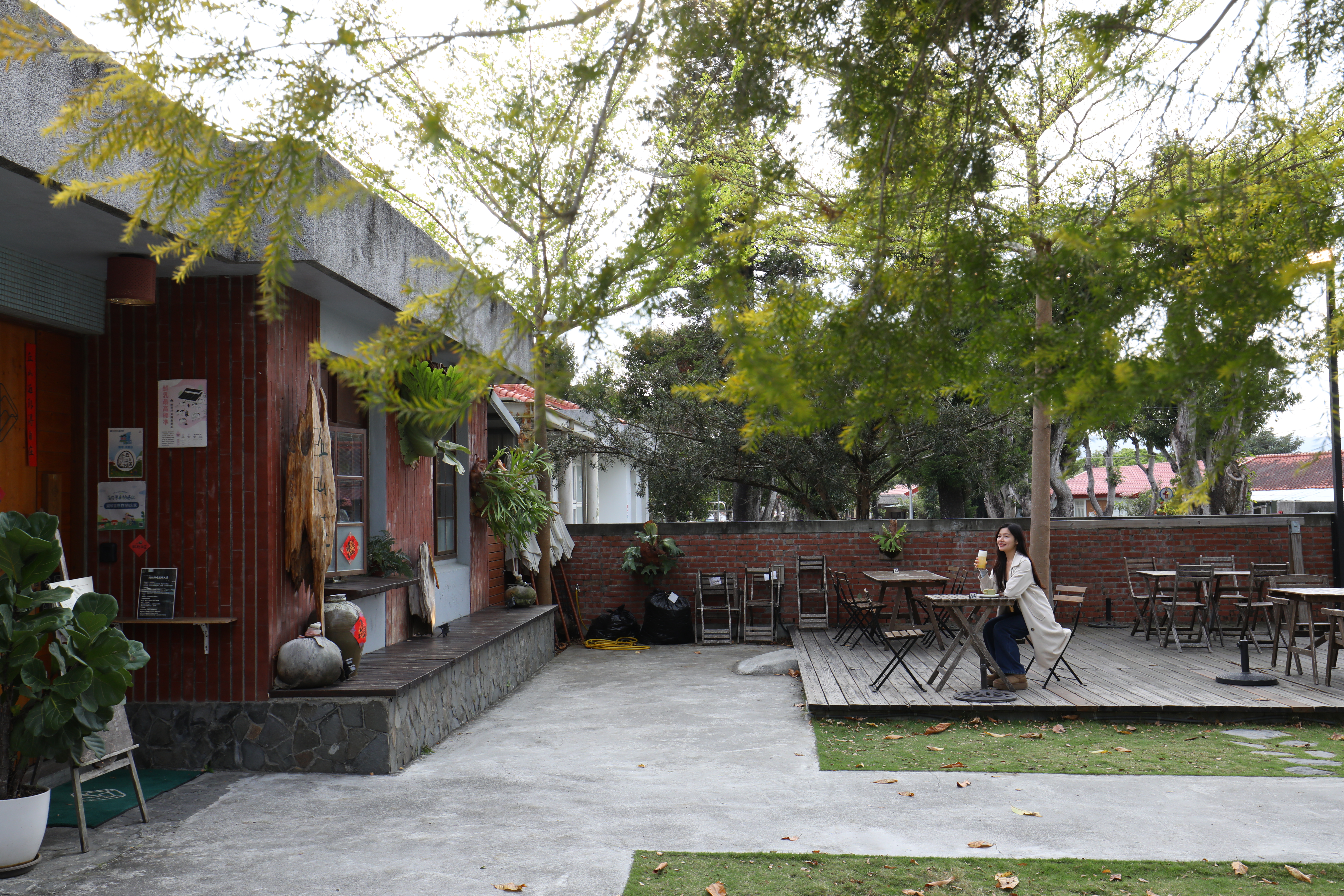 丘山茶座落於中興新村早期廳處長居住的甲種眷舍，院子很漂亮。