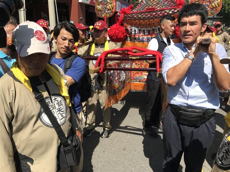 連炳發（左）與楊一展（右）鑽大甲媽祖鑾轎，也與大甲鎮瀾宮大安神轎團一起抬神轎。（「大甲媽祖ㄅㄜˊ 讚」粉絲專頁提供）