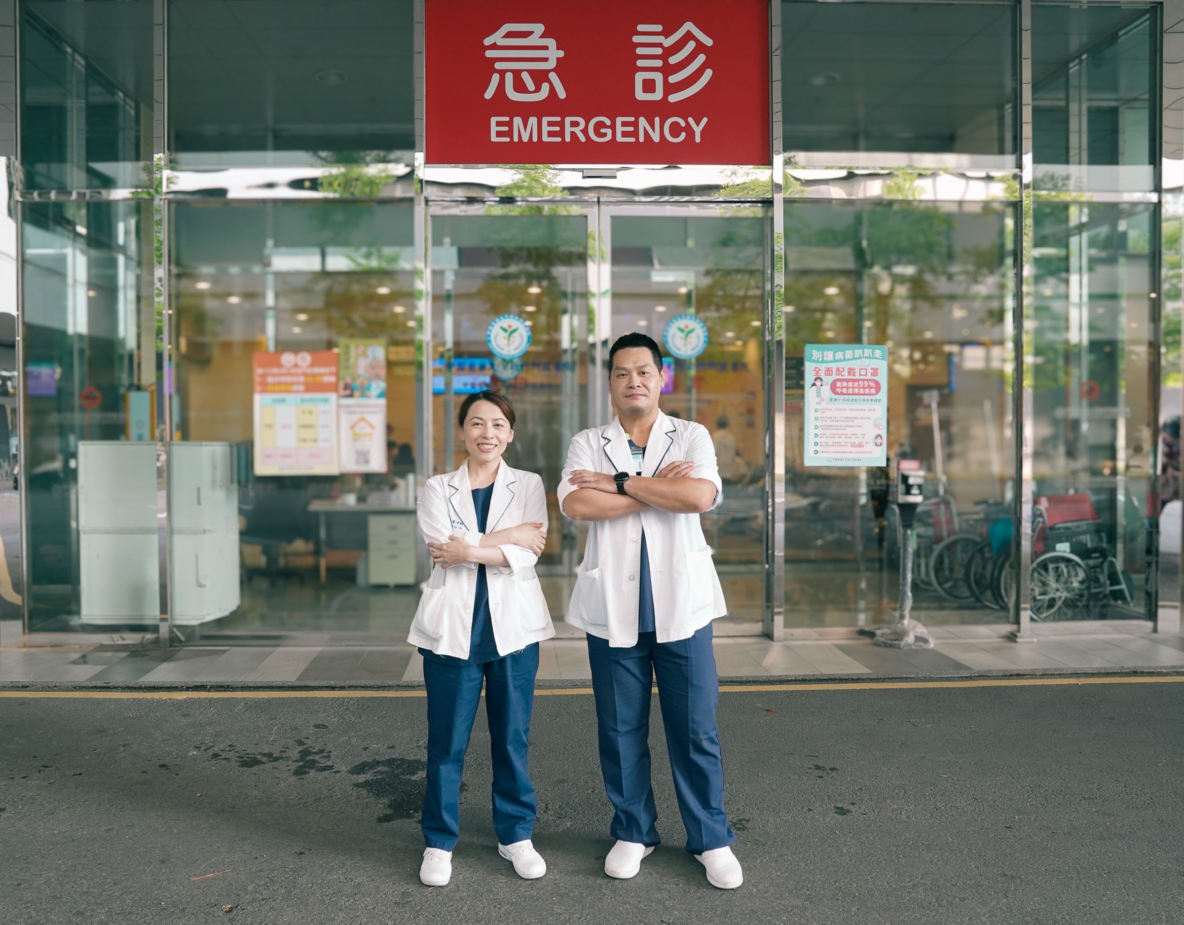 專師丁健修（右）、專師護理長陳豔晴護理長（左）獲績優護理師。（中醫大新竹附醫提供）