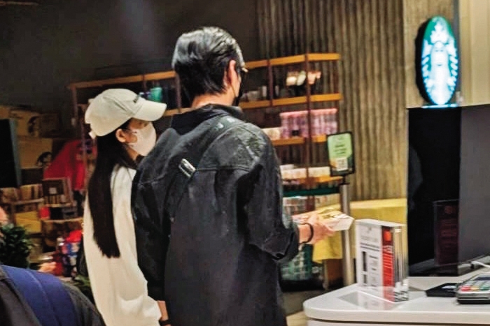 7月24日，Gino（右）一身黑衣黑褲黑口罩，和夏宇禾（左）並肩買咖啡，兩人互動自在輕鬆。（讀者提供）