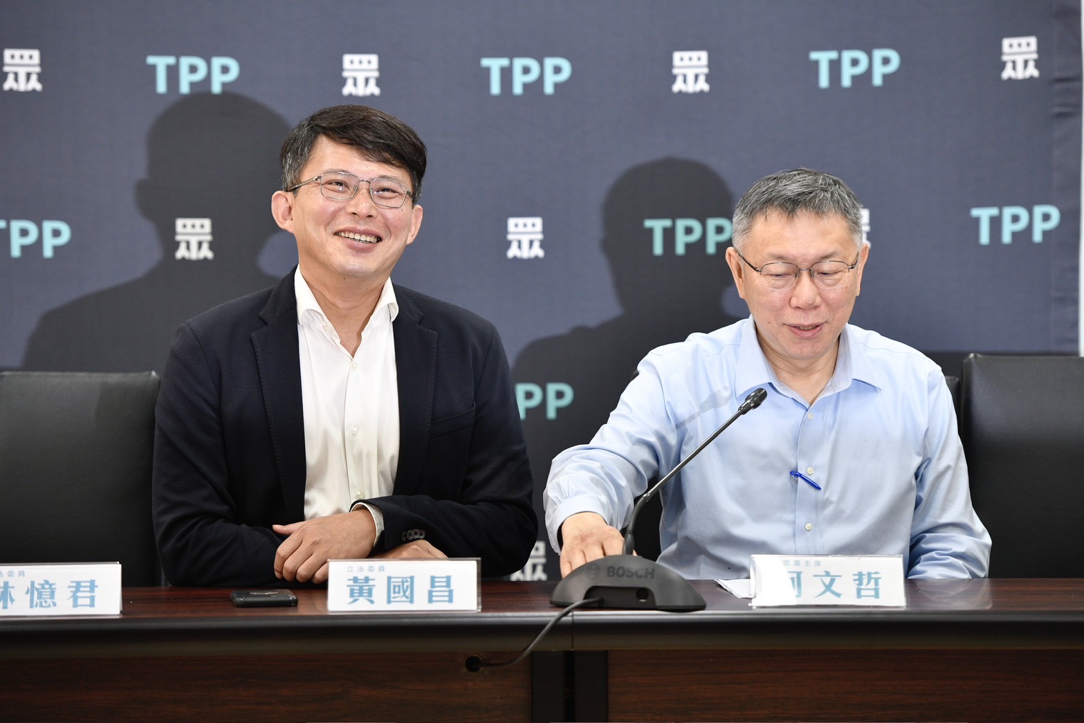 黃國昌(左)針對2026選戰問題,表示都尊重黨主席柯文哲(右)與民眾黨的決定。(本刊資料照)