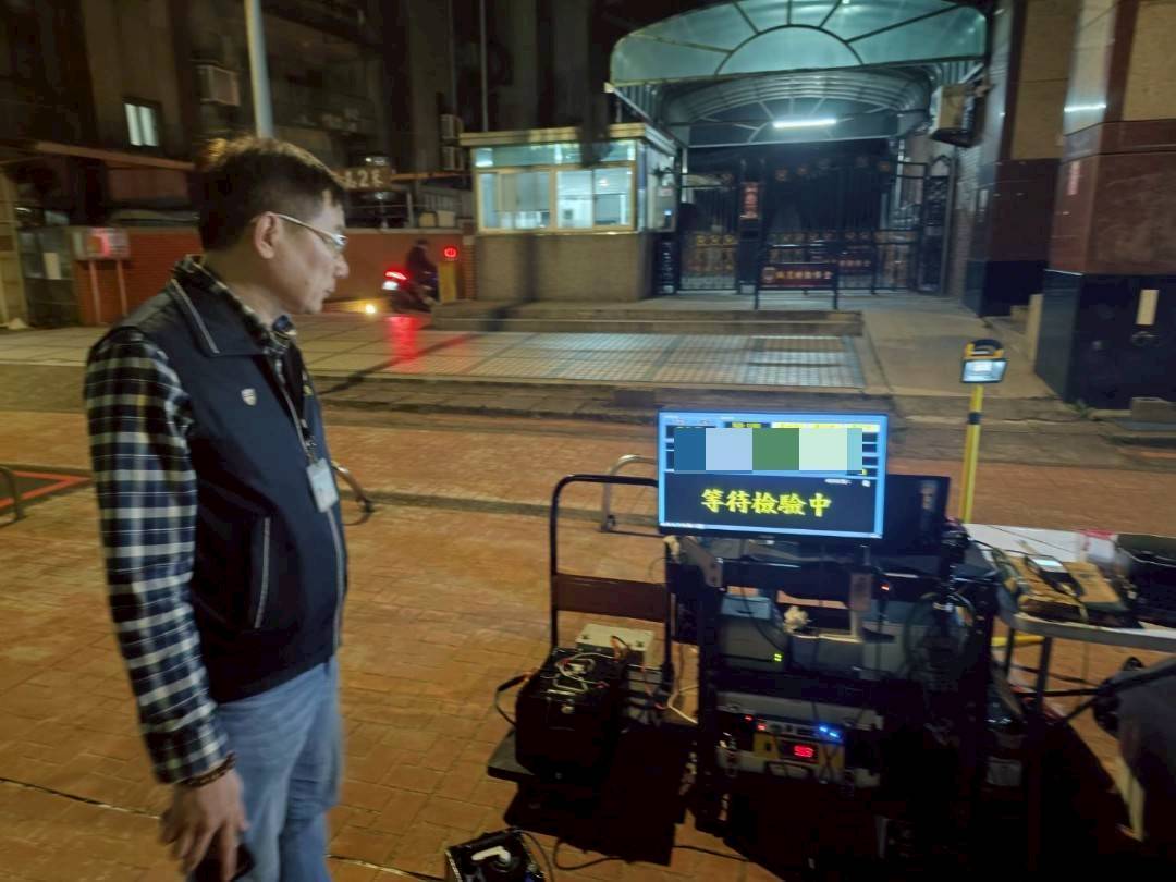 為強力遏止擾人的噪音車亂象，桃園市政府啟動跨機關聯合稽查，近日首度開出全國首例噪音車「吊扣牌照」處分。（環保局提供）