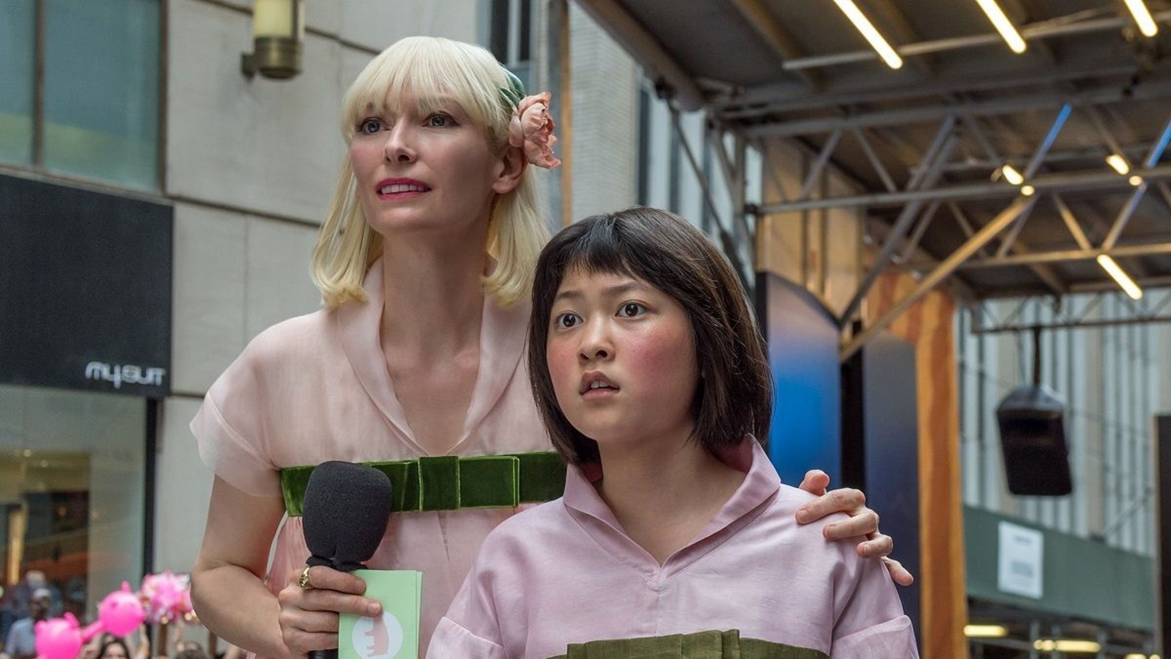 Netflix原創電影《玉子》由安瑞賢(右)與英國演員蒂妲絲雲頓主演。(Netflix提供)