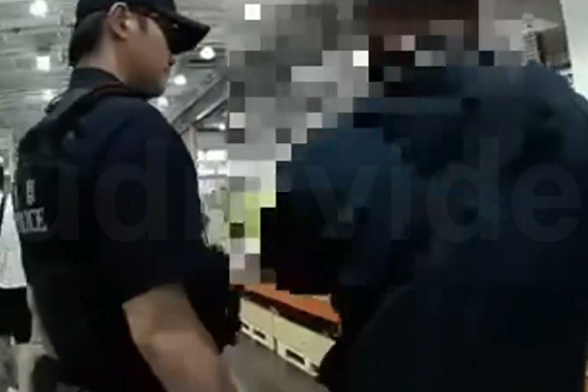 一名現役陸軍六軍團249旅的陳姓少校軍官（右）涉嫌偷拍賣場員工裙底。（翻攝畫面）
