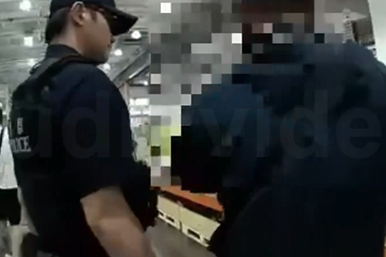 一名現役陸軍六軍團249旅的陳姓少校軍官（右）涉嫌偷拍賣場員工裙底。（翻攝畫面）