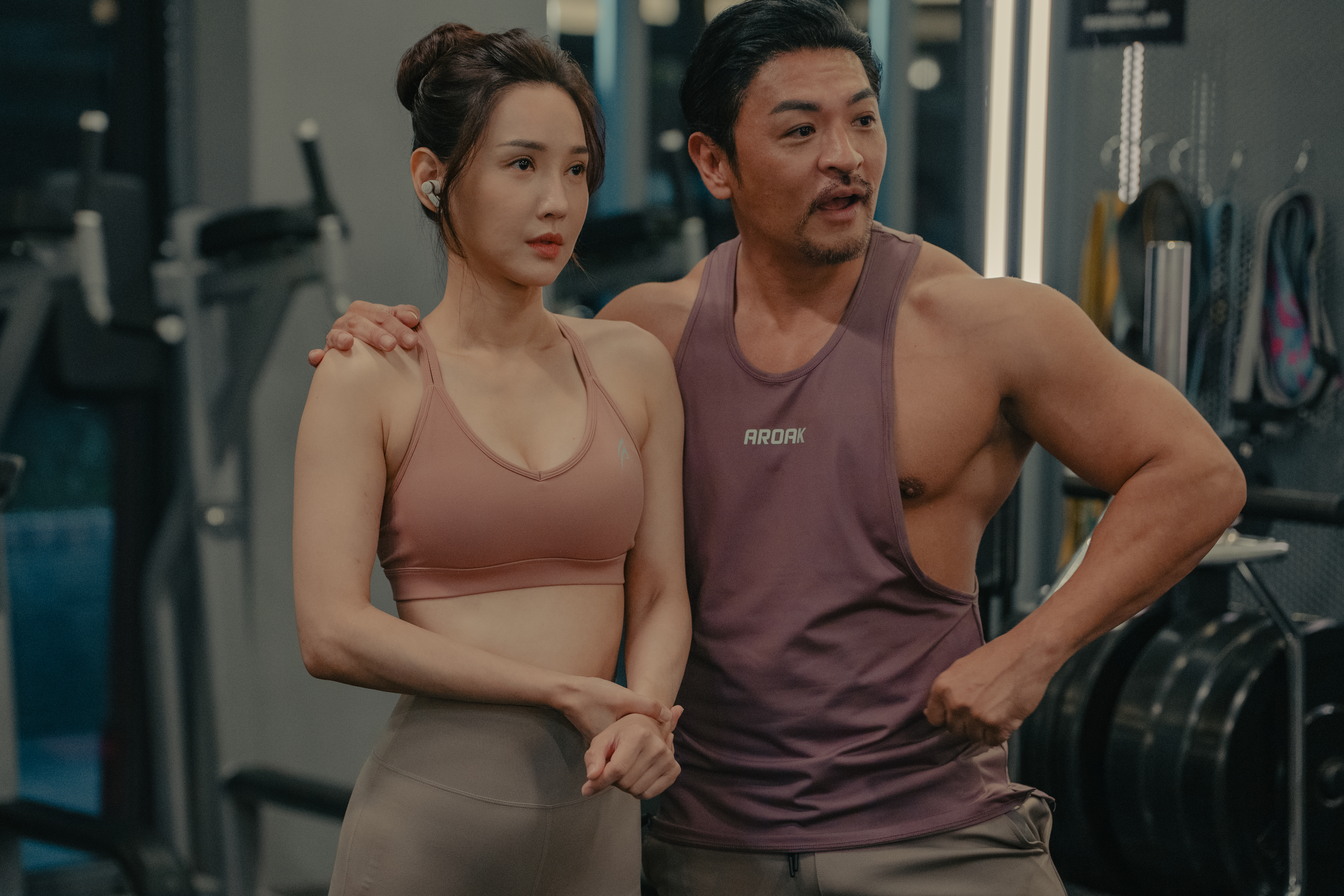 《整形過後》夢多（右）要求劇中伴侶徐千京（左）整成他想要的樣子，揭開女人內心的自我懷疑。（六魚文創提供）