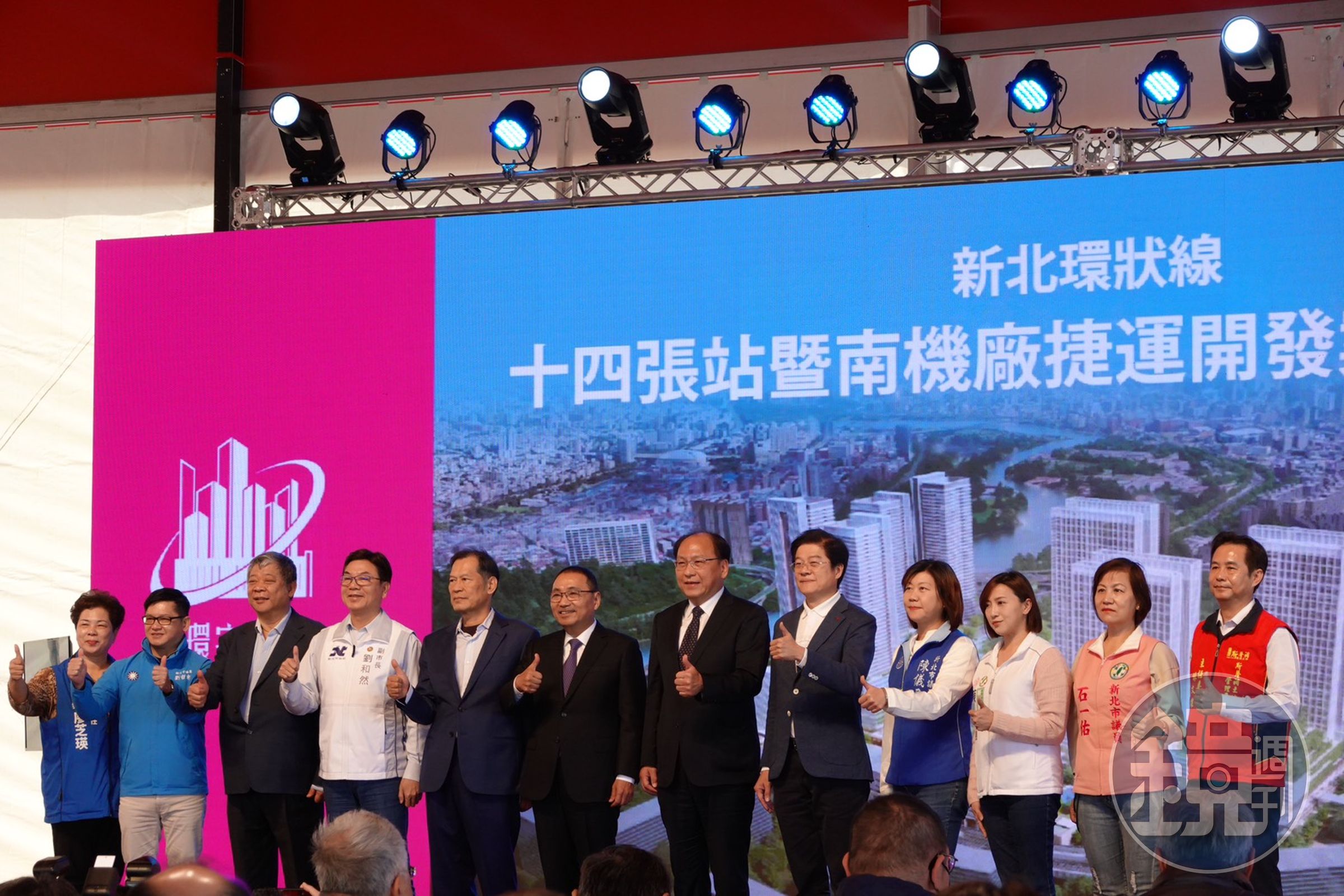 「環狀線十四張站暨南機廠」昨日舉行簽約儀式。