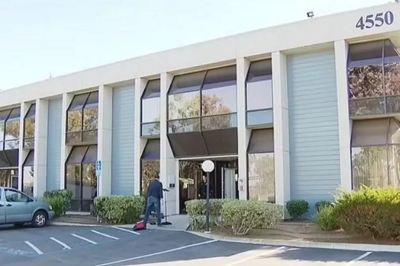 這間「海洋SPA」藏身於這棟商業大樓內。(翻自《每日星報》)