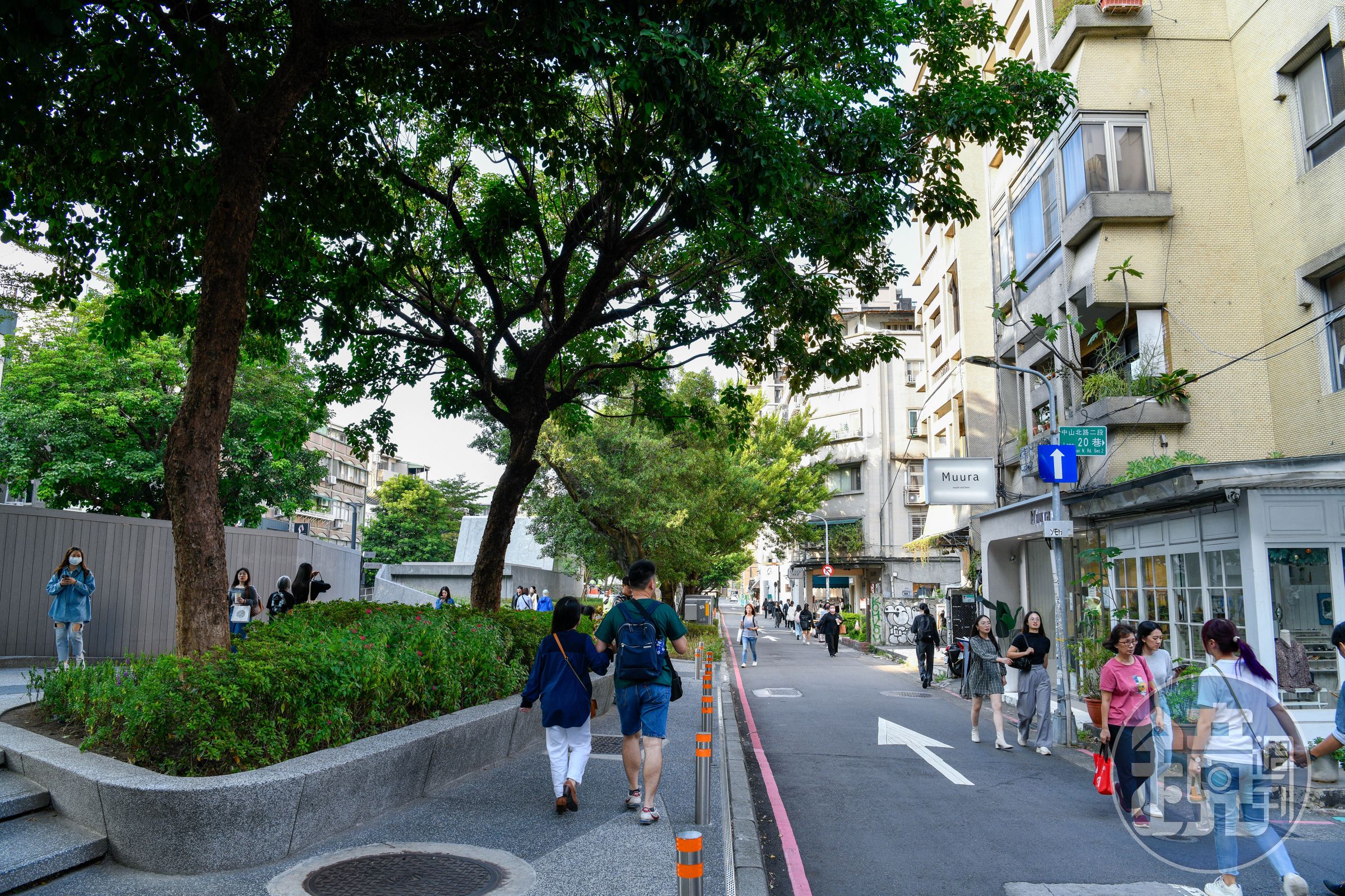 新光三越南西店驚傳有男子墜樓。圖為南西店三館旁的中山商圈。(本刊資料照)