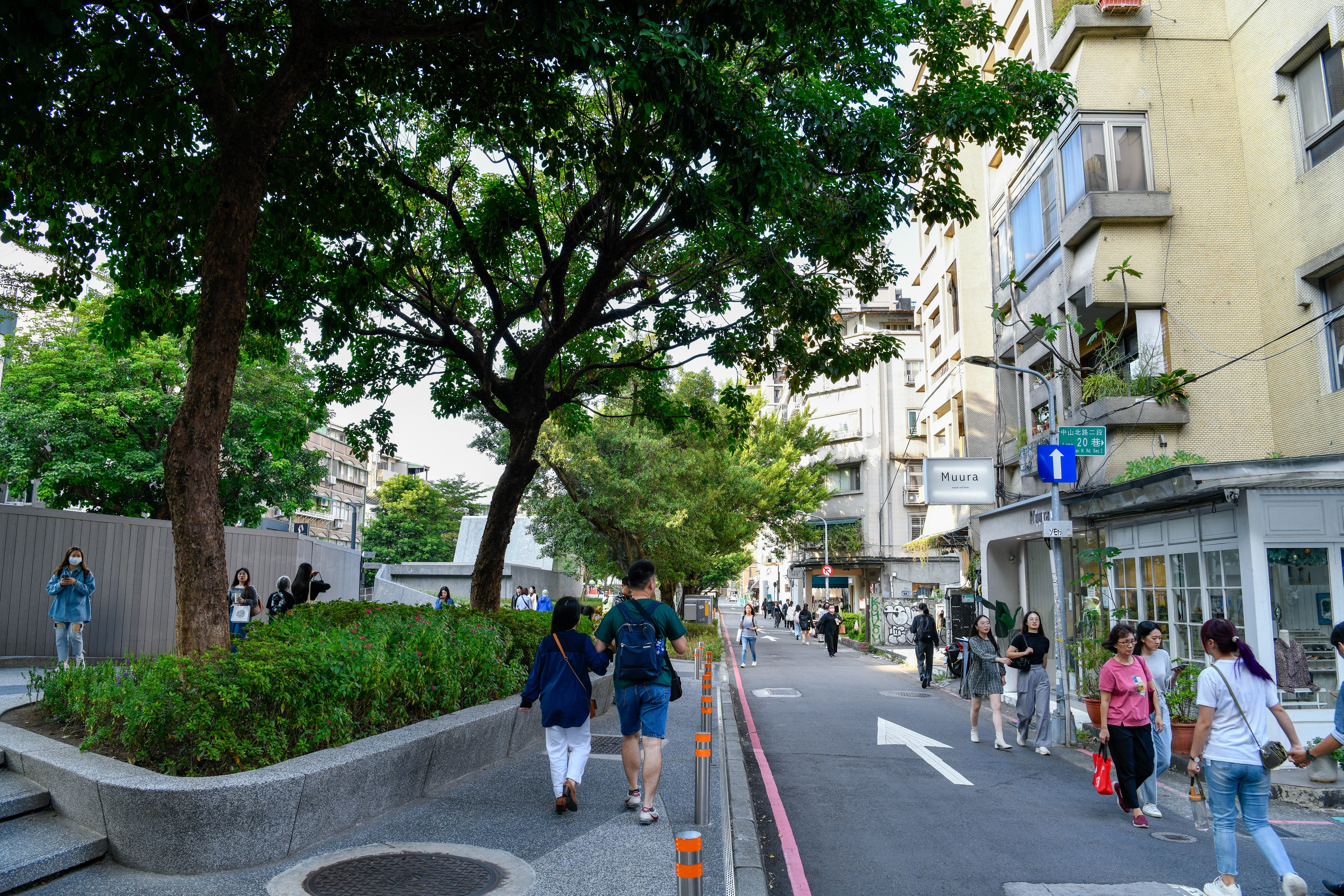 新光三越南西店驚傳有男子墜樓。圖為南西店三館旁的中山商圈。(本刊資料照)