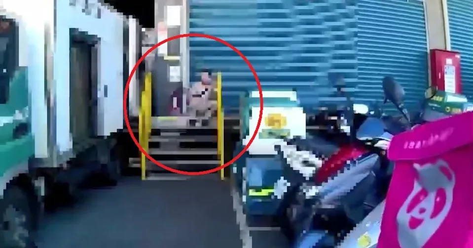 警方當場逮捕該名女員工，並拉起封鎖線進行勘查。（翻攝畫面）