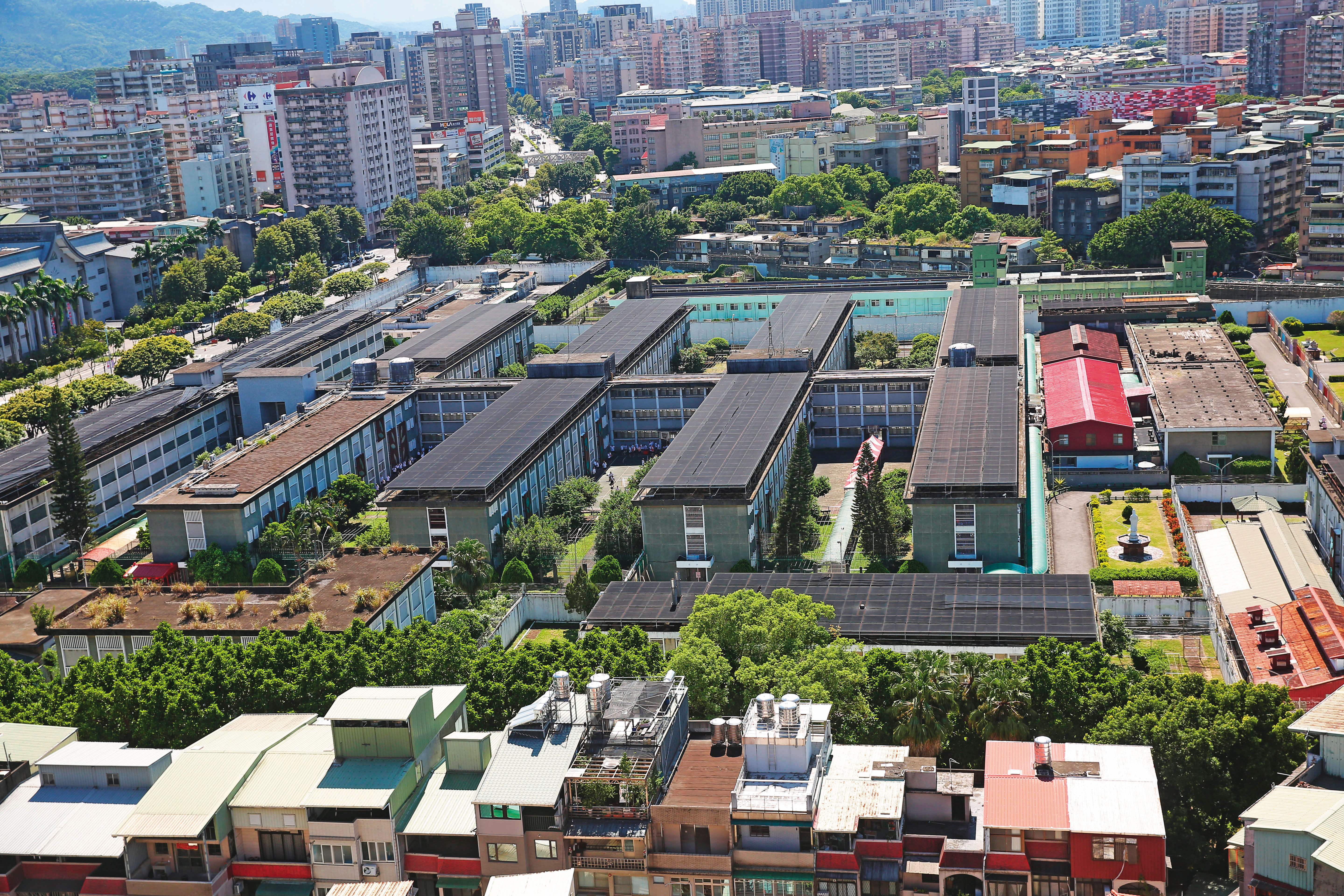 柯文哲涉貪被羈押在台北看守所，遭網友諷刺「一日雙城，京華城到土城」。