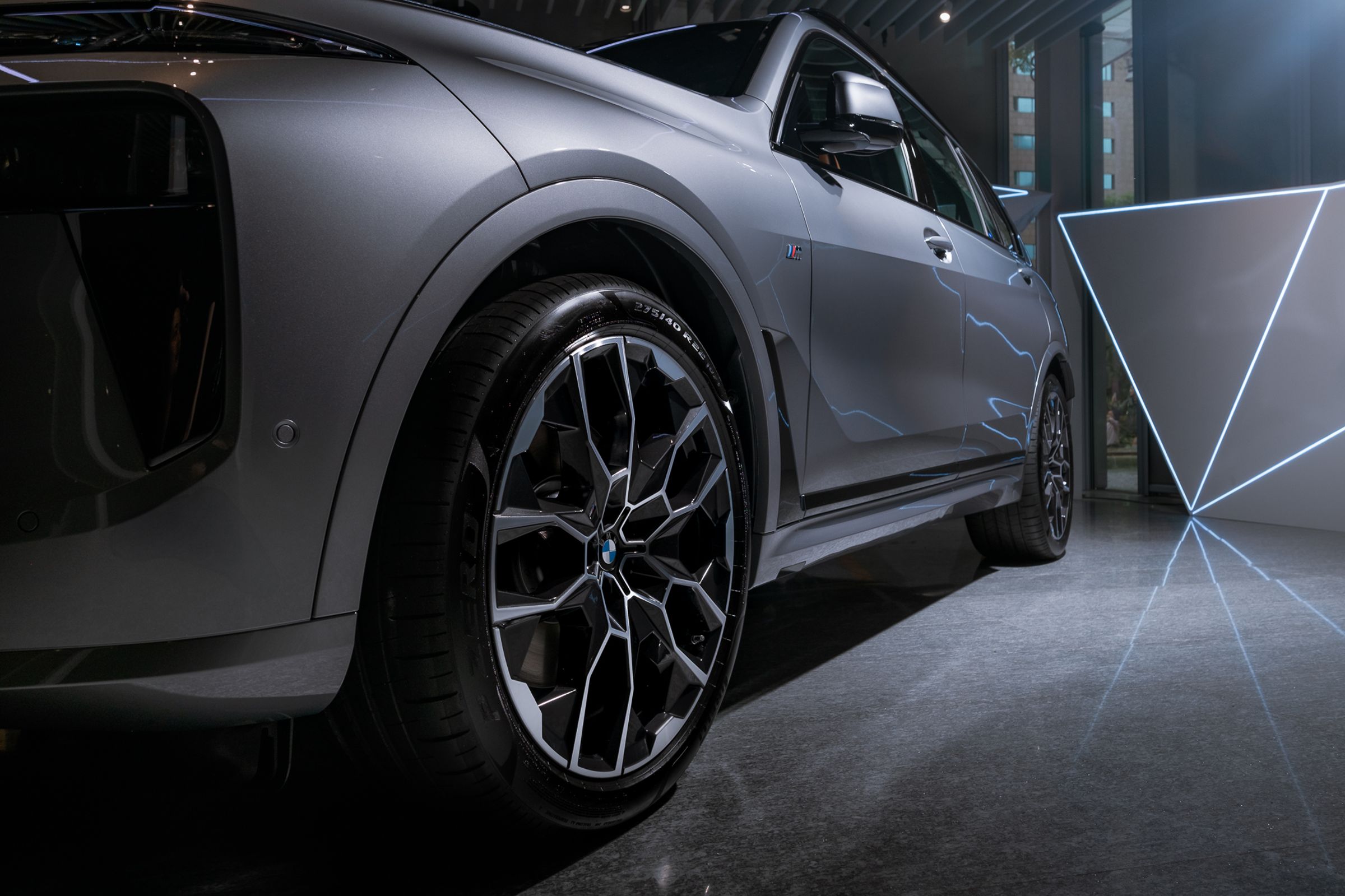 全新2025年式BMW X7頂級旗艦休旅 xDrive40i M EXCELLENCE 特仕版，以升級的外觀設計展現跑格魅力，此次導入了M Sport專屬配備，包含M空力套件、M藍色煞車卡鉗以及專屬的22吋M雙輻式雙色輪圈